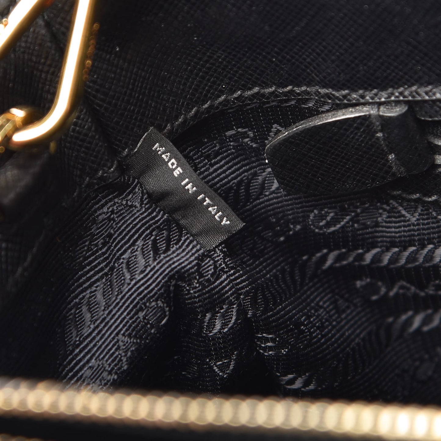 Saffiano Medium Galleria Double Zip Tote Black