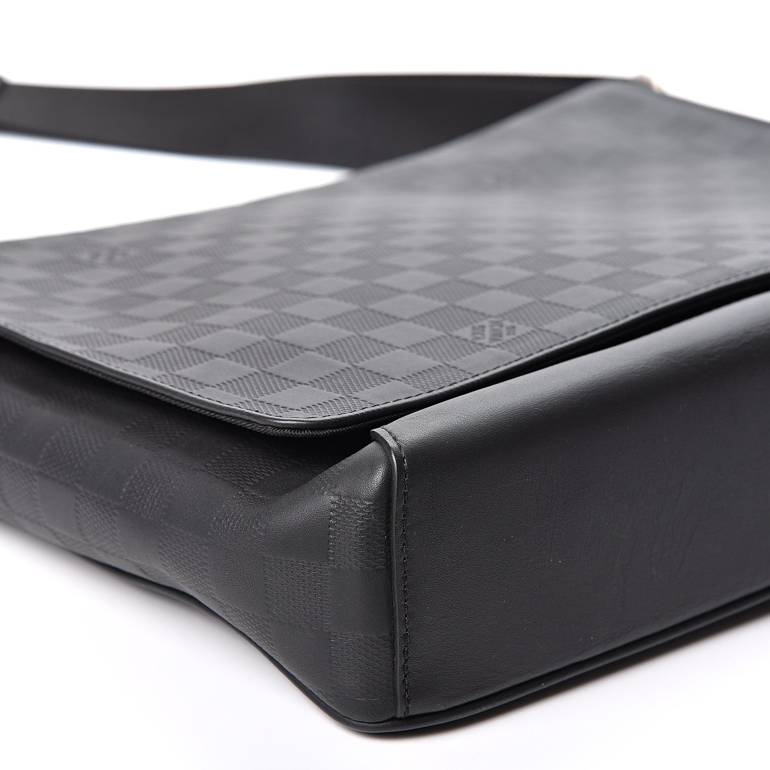 Louis Vuitton Damier Infini District MM Onyx 7 of 9