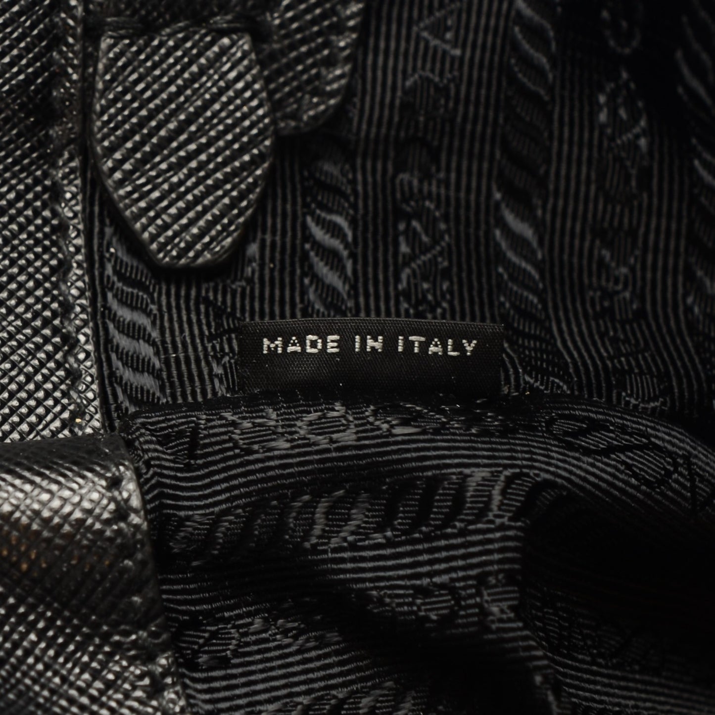 Saffiano Lux Bi-Color Tote Nero Talco