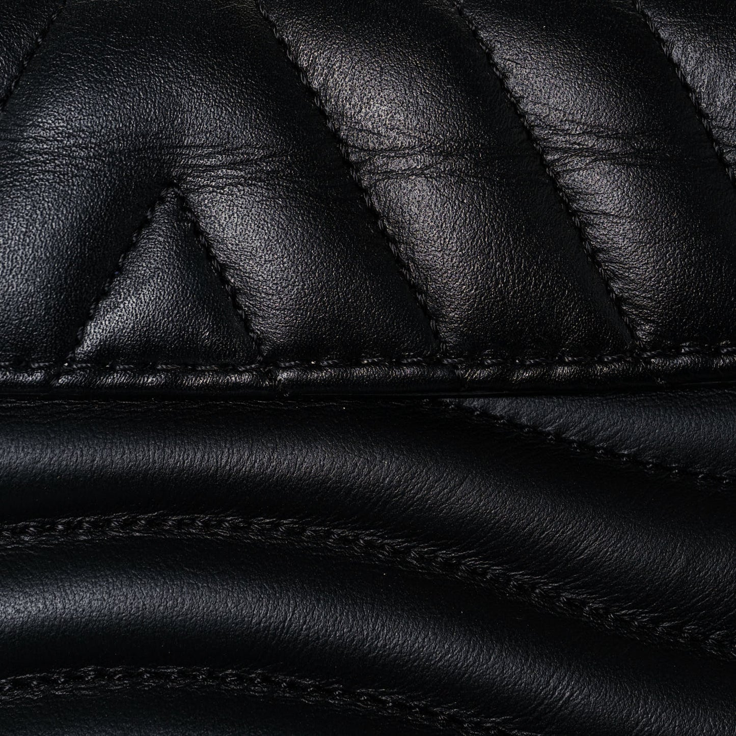 Calfskin New Wave Chain PM Black