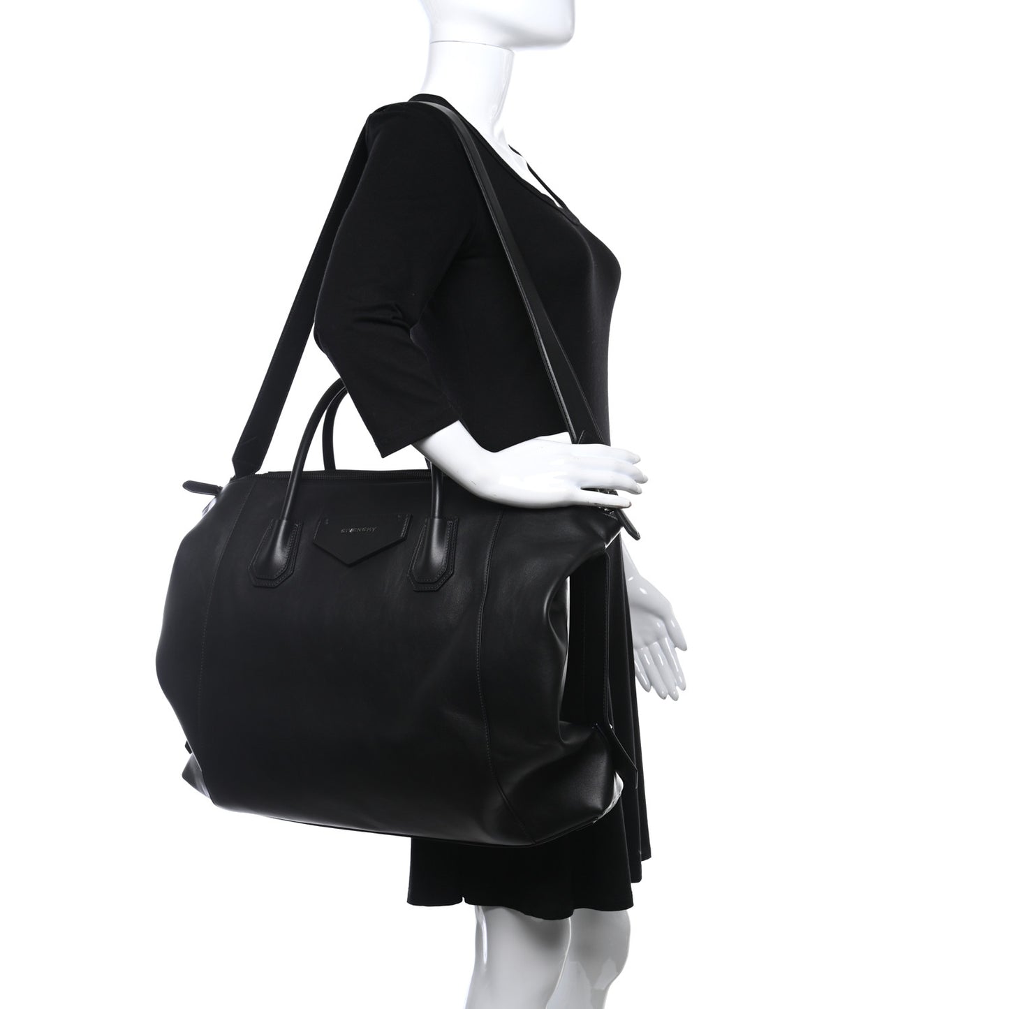 Smooth Calfskin Large Soft Antigona Black