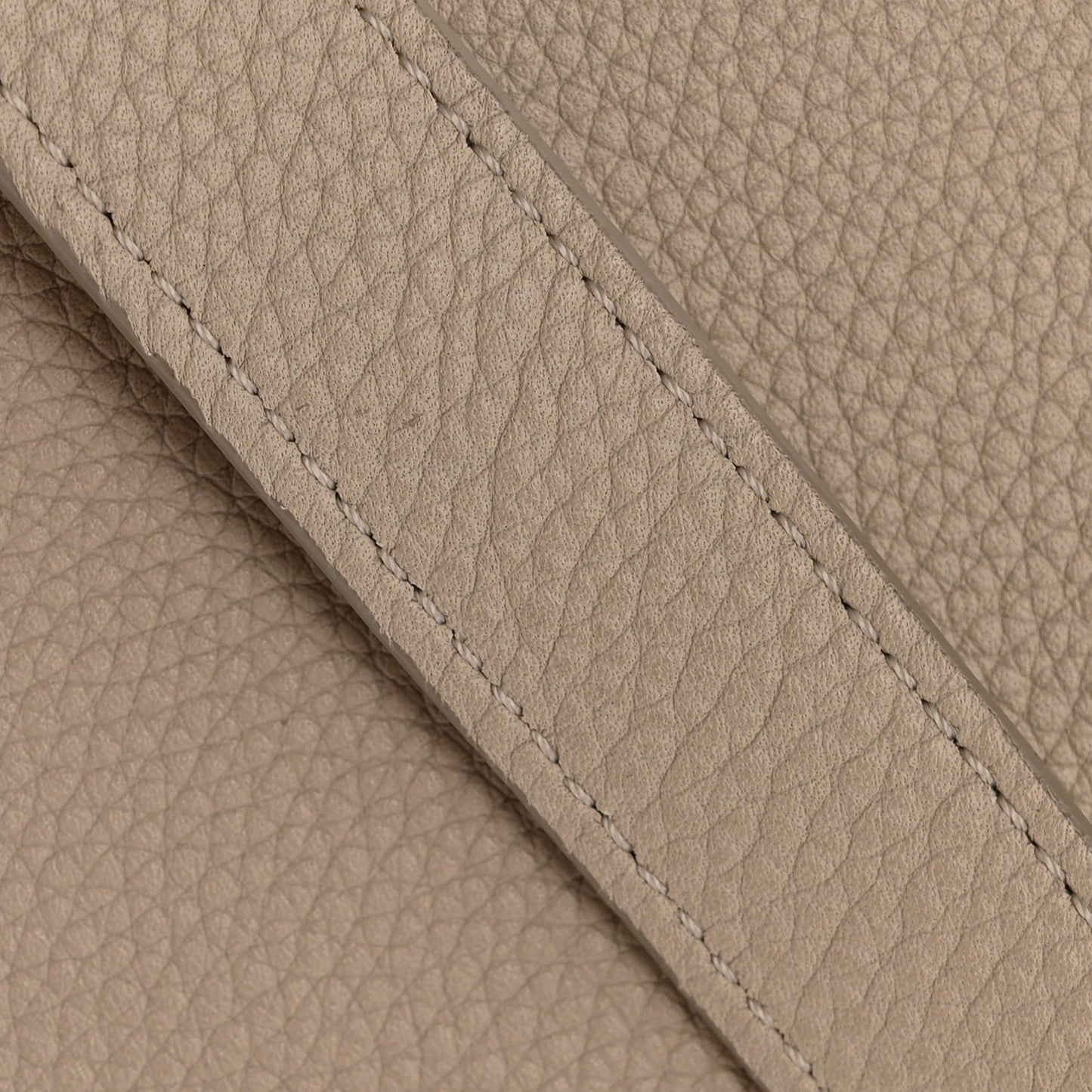 Spazzolato Calfskin Nubuck Small Trapeze Quartz