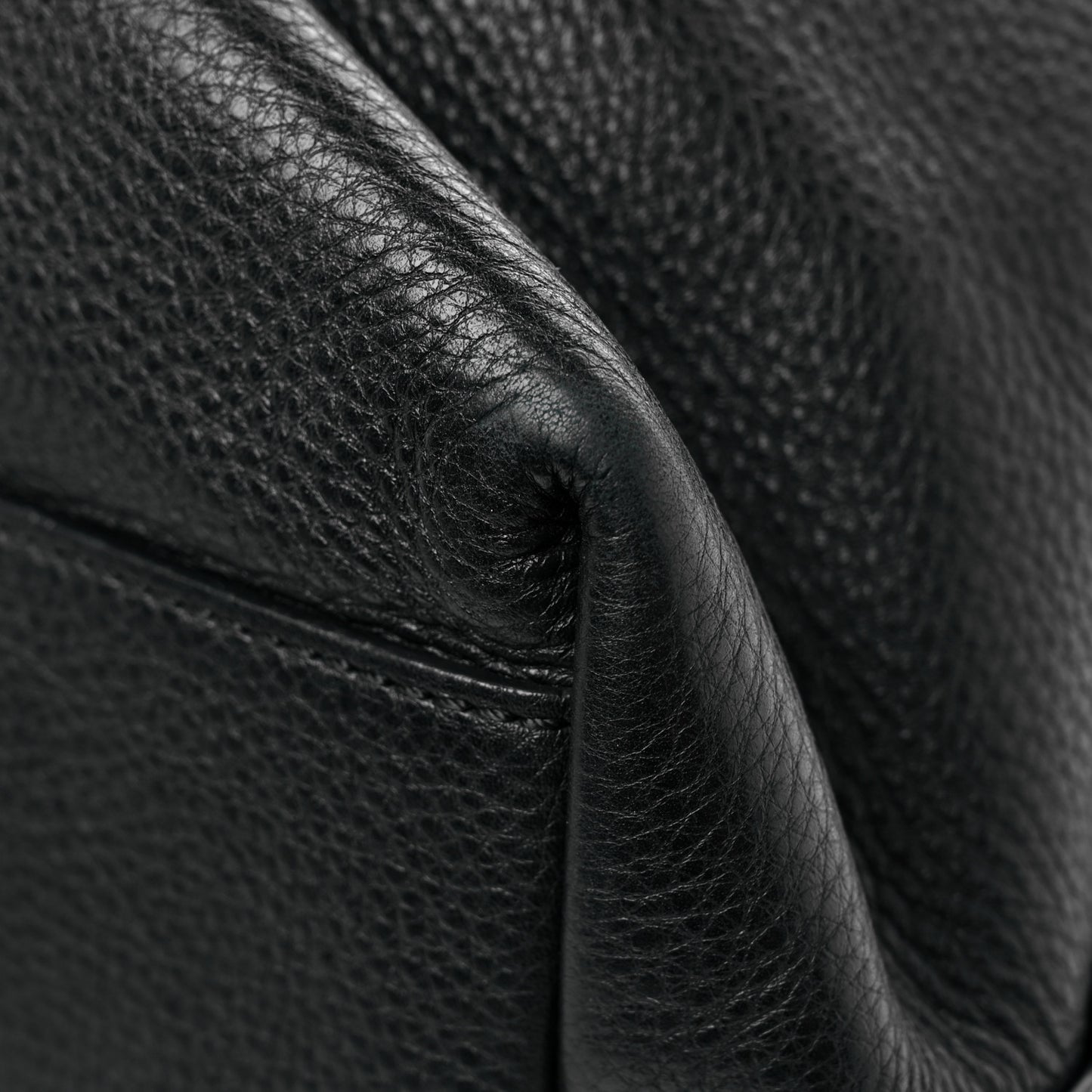 Waxy Grained Calfskin Medium Nightingale Black