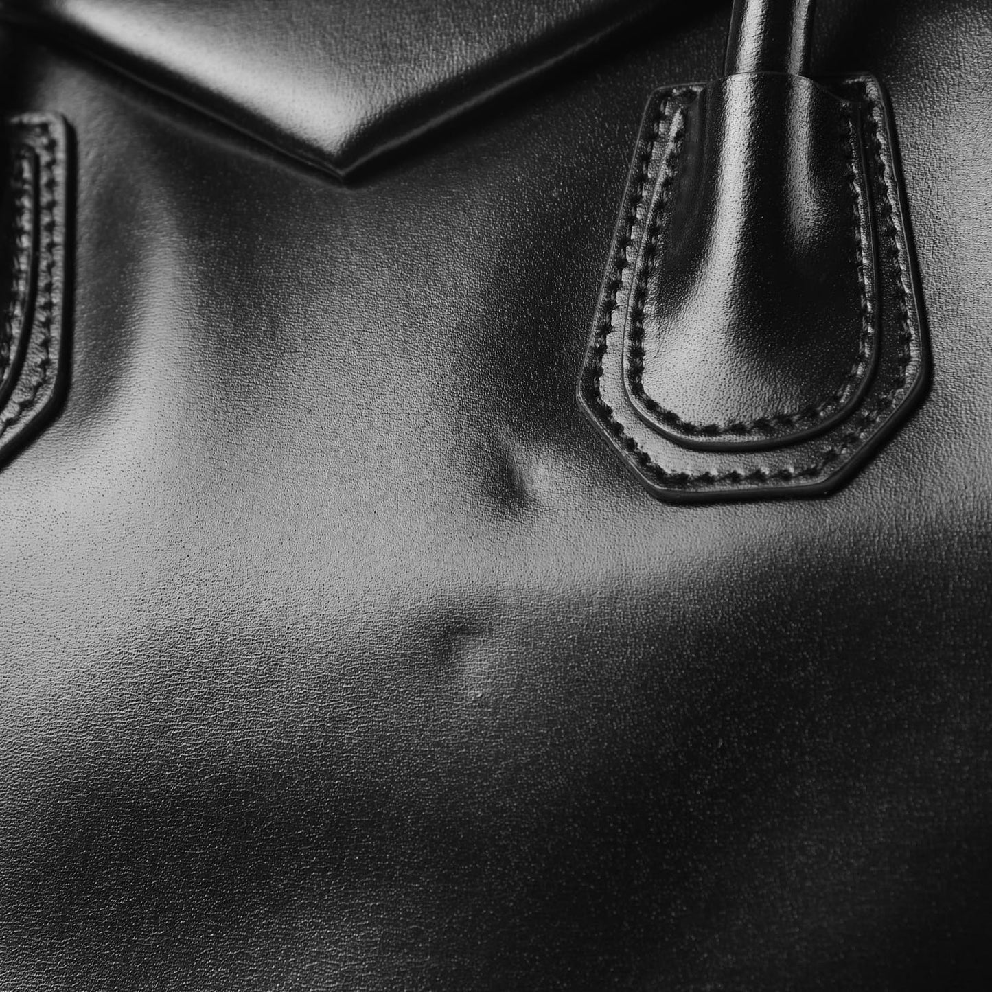 Shiny Lord Calfskin Small Antigona Black