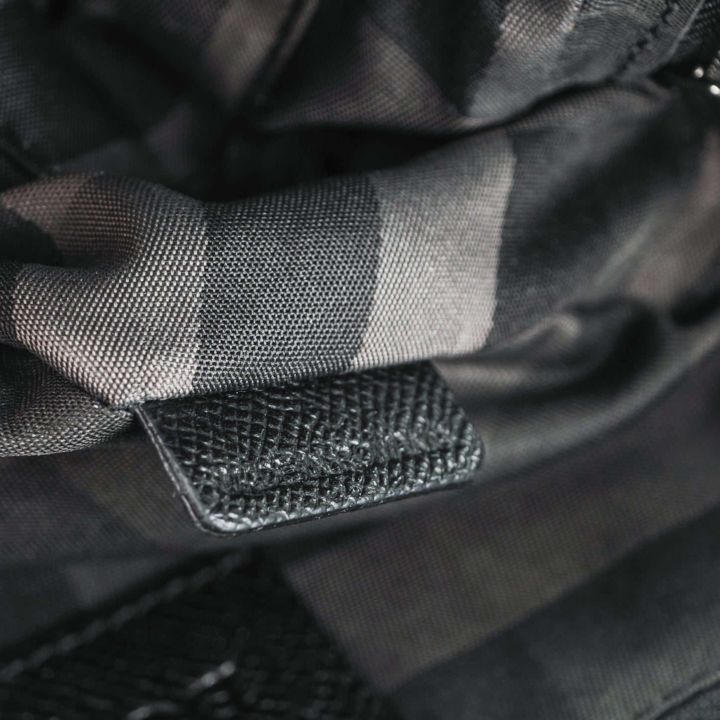 London Grainy Calfskin Messenger Bag Black