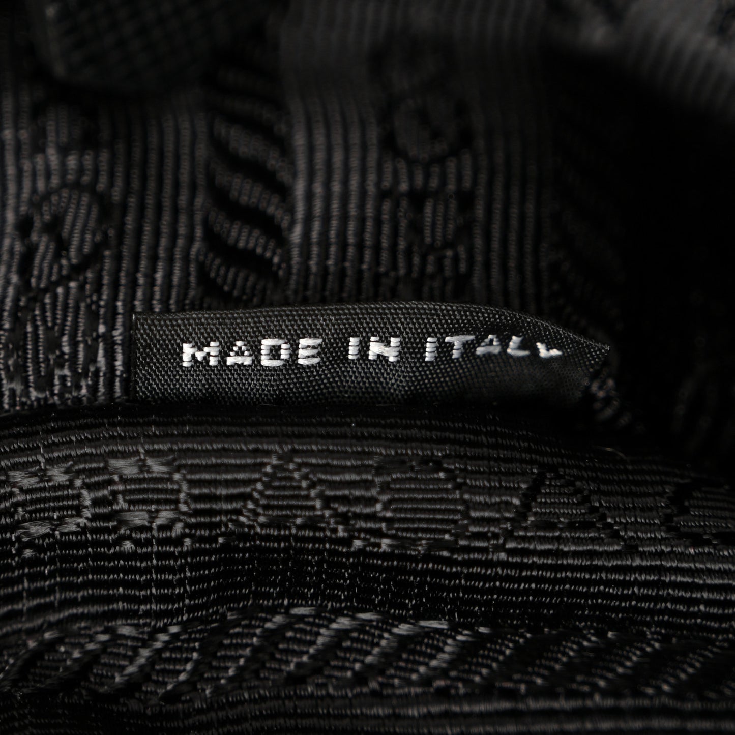 Saffiano Lux Medium Galleria Double Zip Tote Black