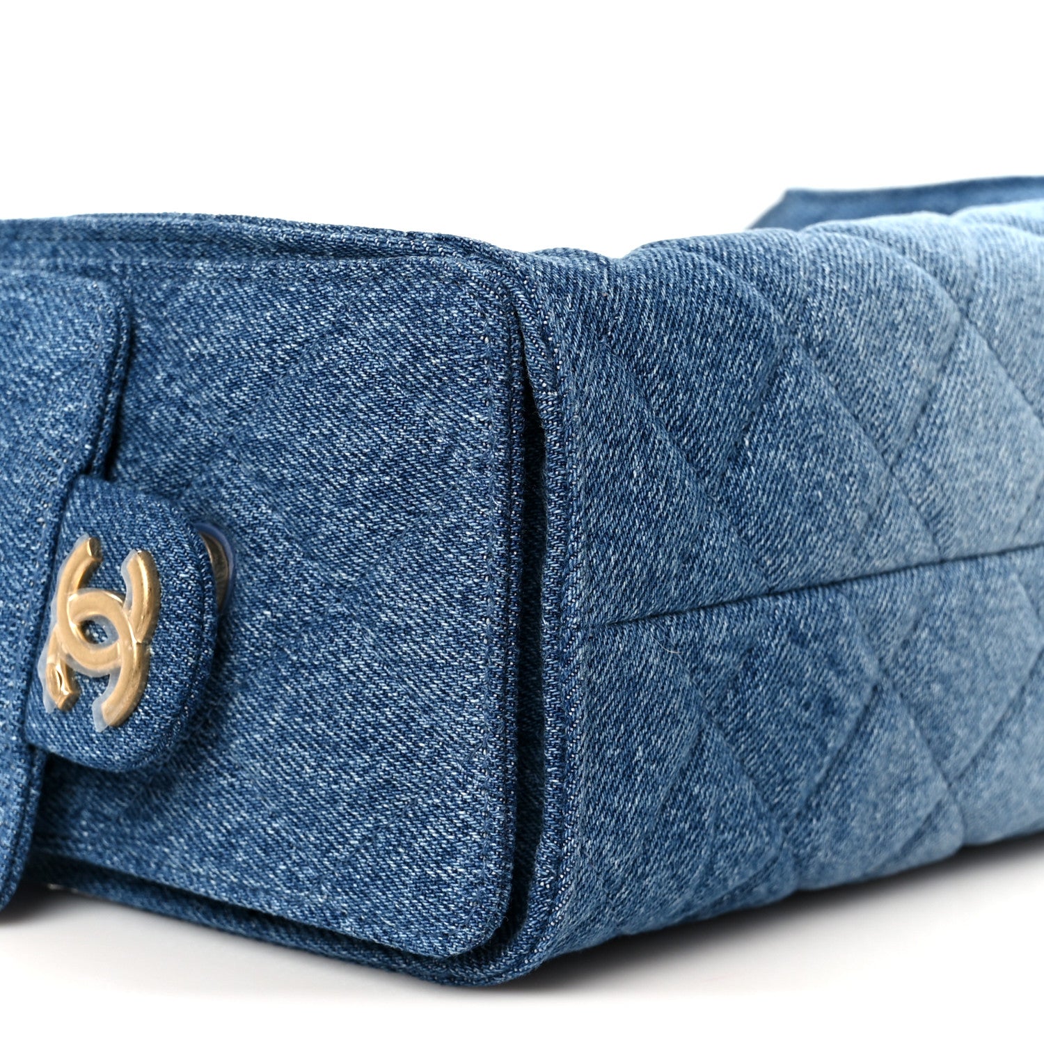 CHANEL ブルーキルティングバッグ Chanel Blue Quilted Lambskin Leather Large Trendy CC Bowling Bag