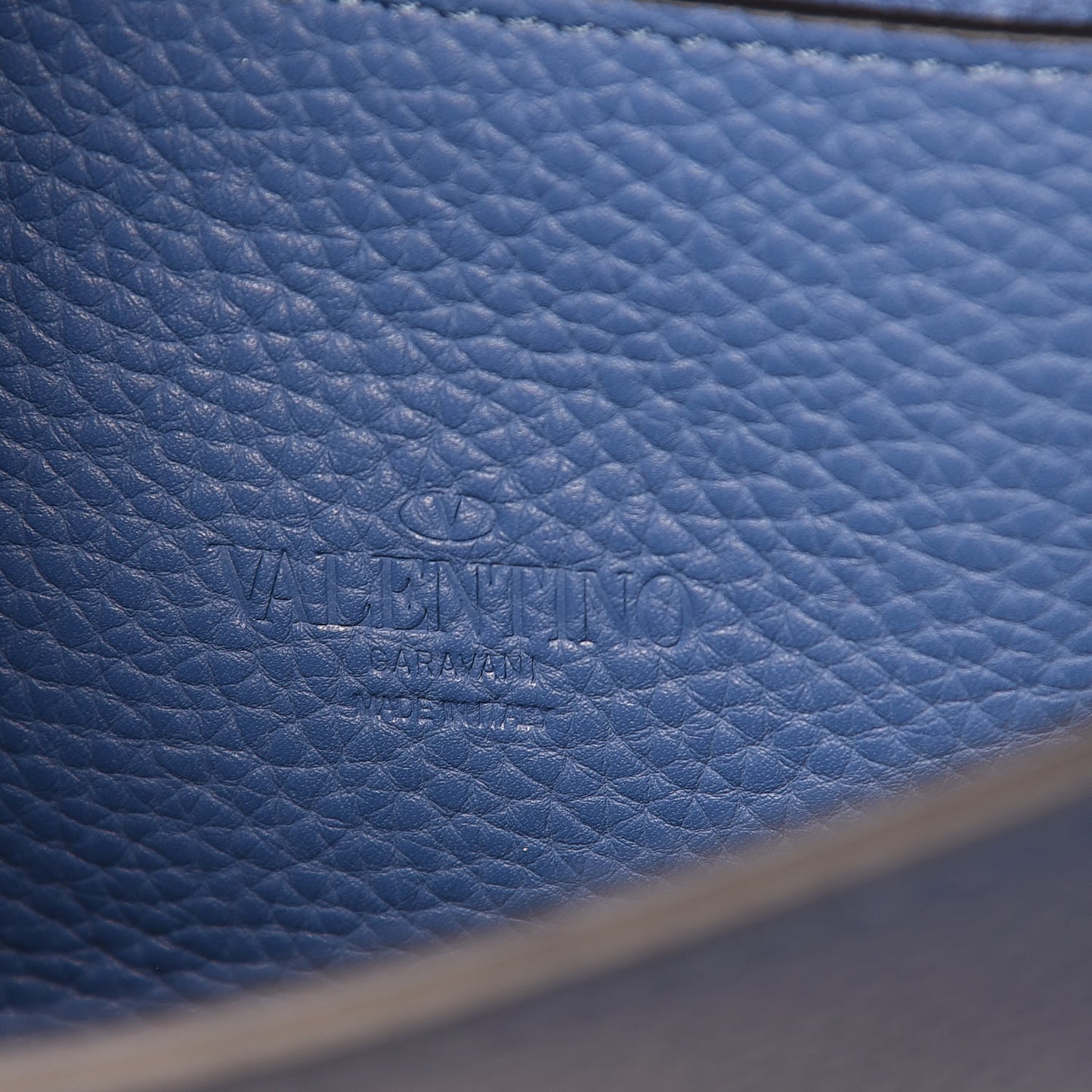 Pebbled Calfskin Medium Rockstud Flip Lock Crossbody Bag Baltique