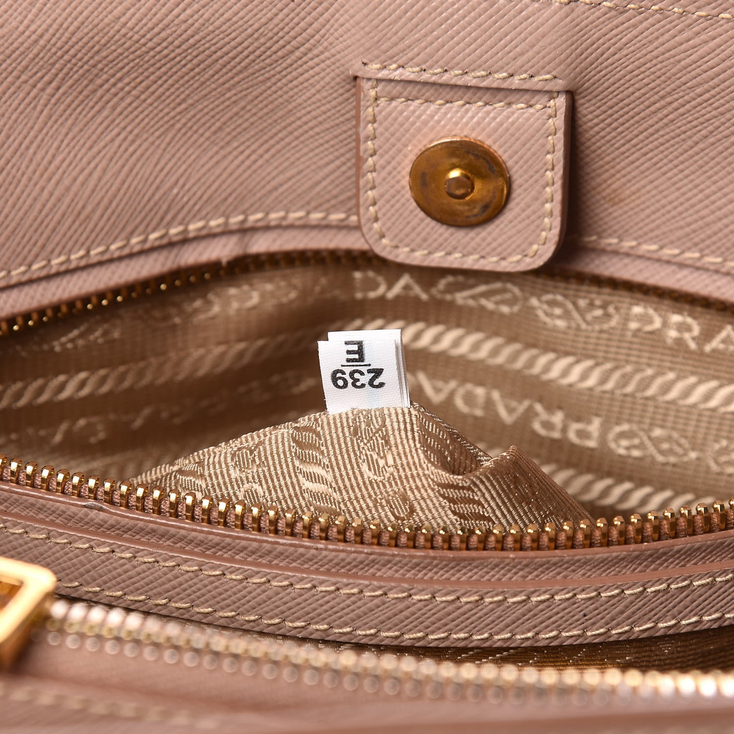 Saffiano Lux Medium Tote Cammeo