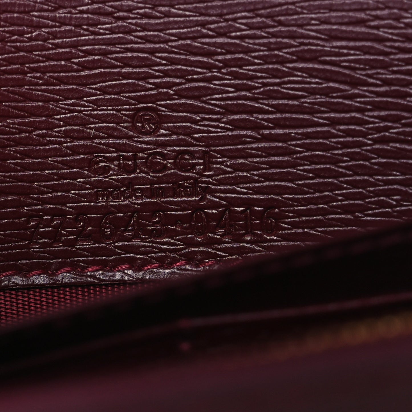 Textured Calfskin Script Logo Wallet On Chain Rosso Ancora