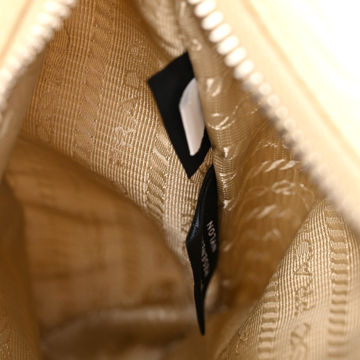 Saffiano Lux Re-Edition 2005 Shoulder Bag Cammeo