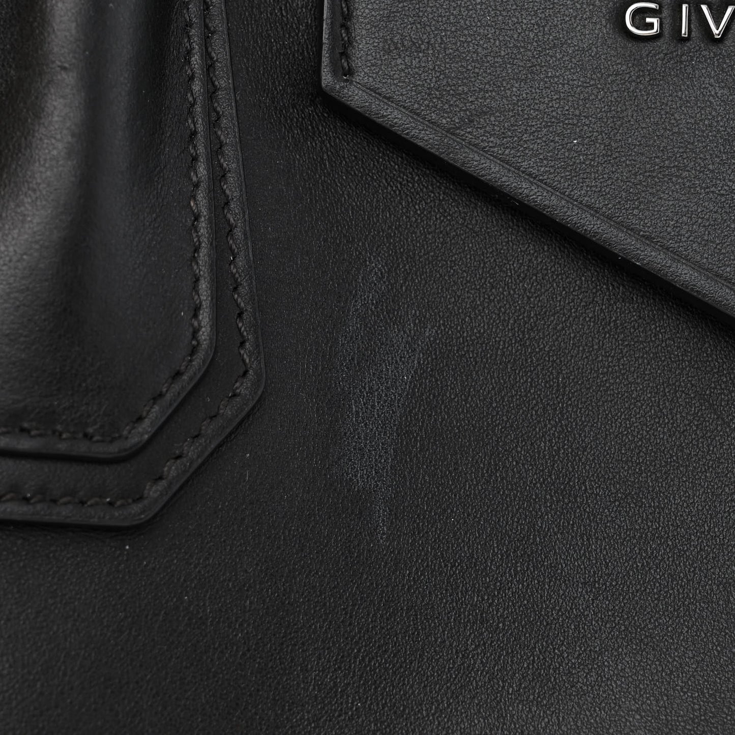 Smooth Calfskin Medium Soft Antigona Black