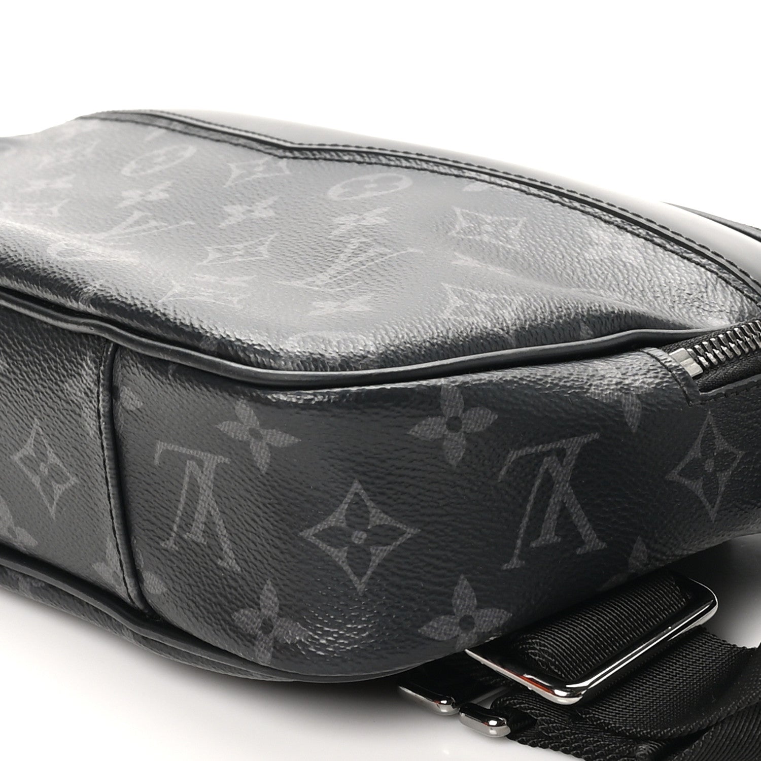 Louis Vuitton バムバック　エンボス　ブラック Louis Vuitton Monogram Eclipse Explorer Bumbag 1638817 – FASHIONPHILE