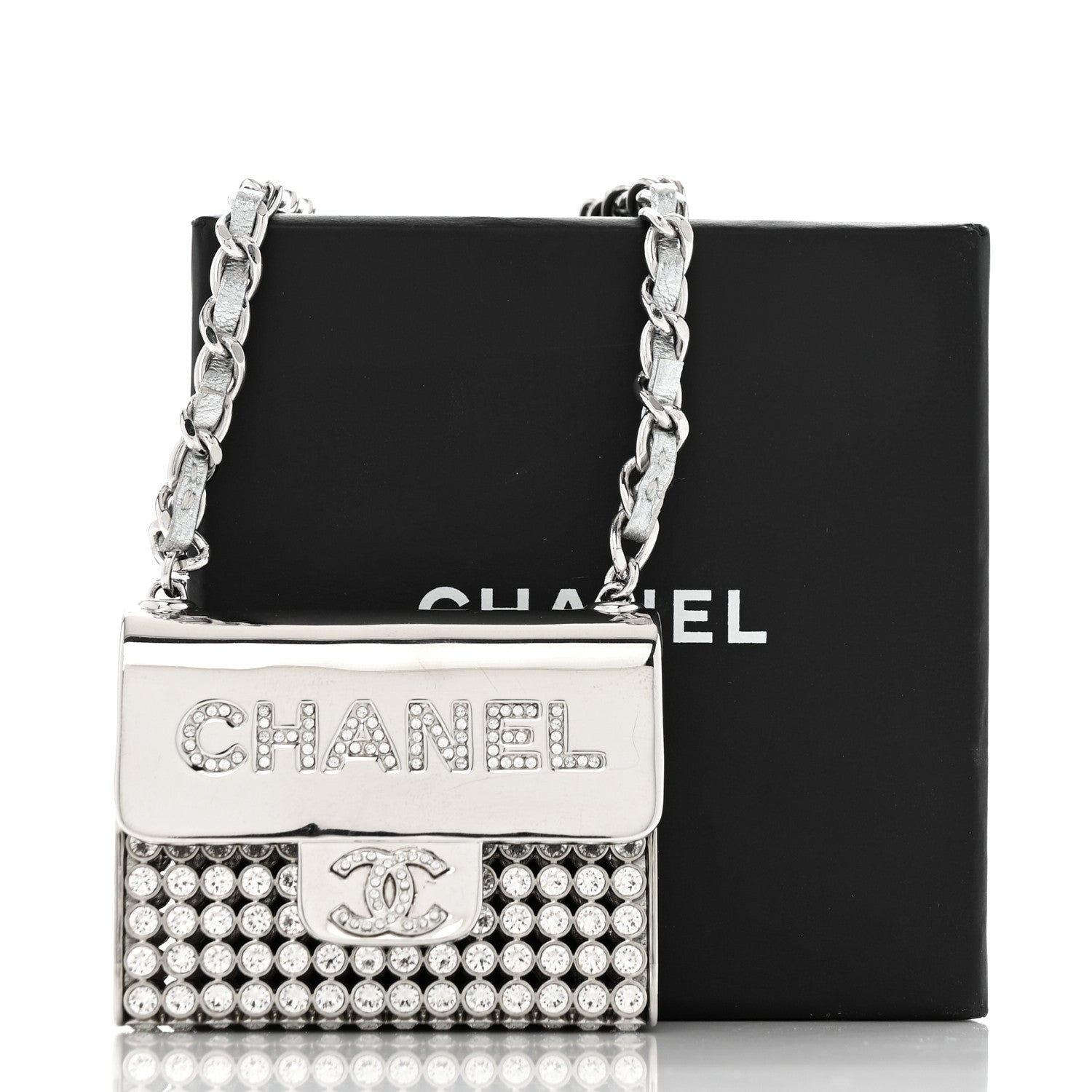CHANEL パース シルバーデザイン ノベルティ Chanel Metal Lambskin Strass Crystal Purse CC Long Necklace Silver