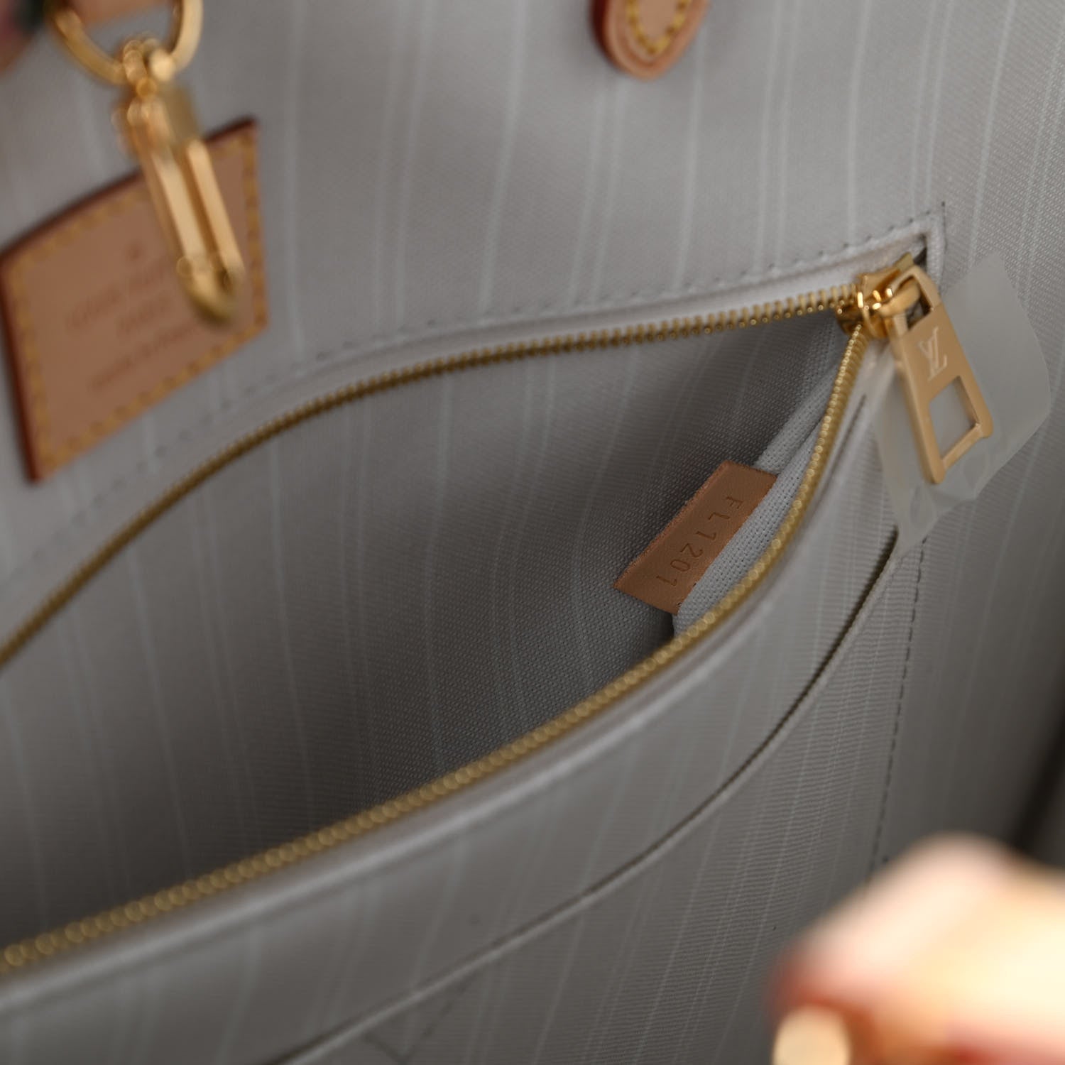 Louis Vuitton Monogram Giant By The Pool Onthego GM Brume 9 of 11
