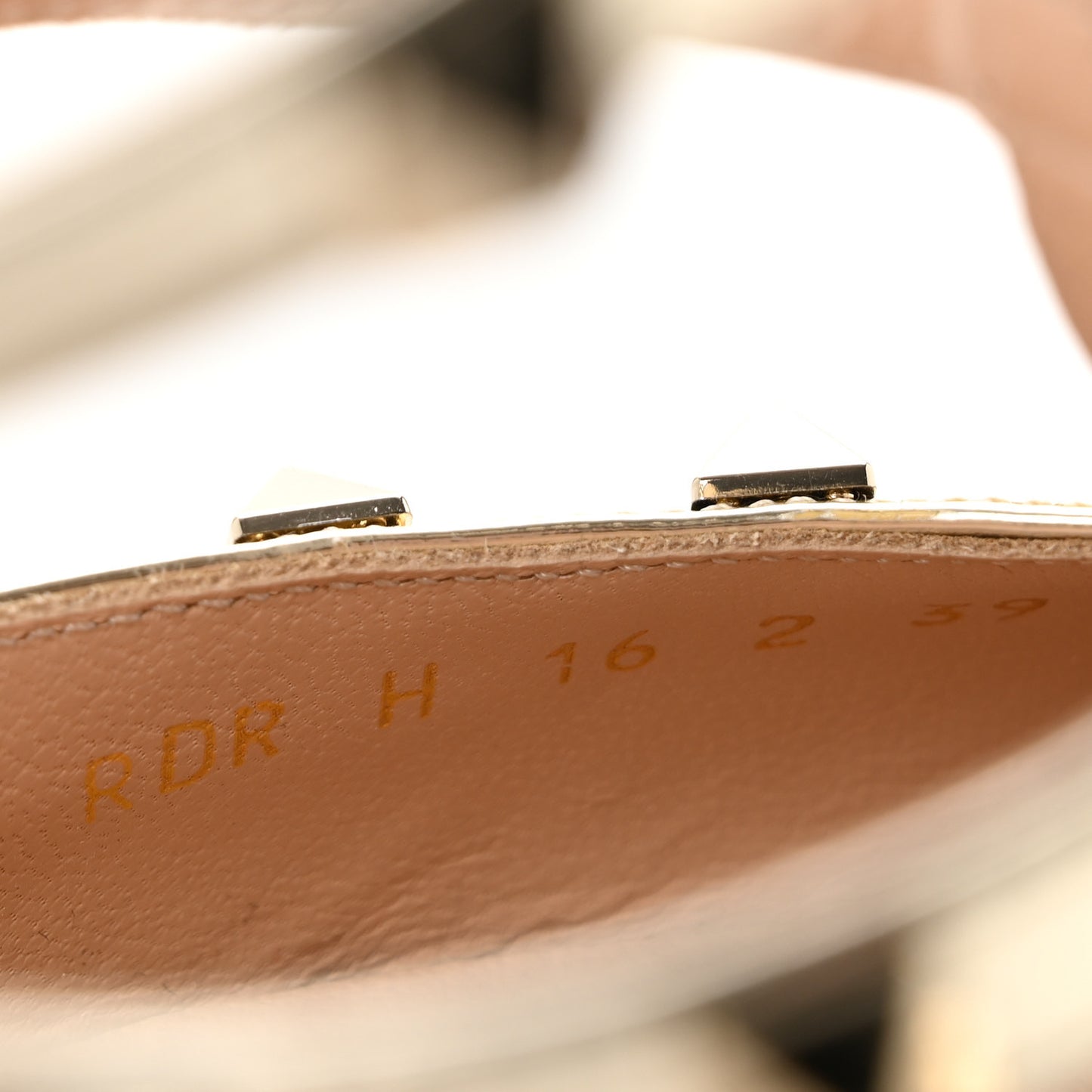 Metallic Pebbled Calfskin Rockstud 90mm Cage Mules 39 Platino