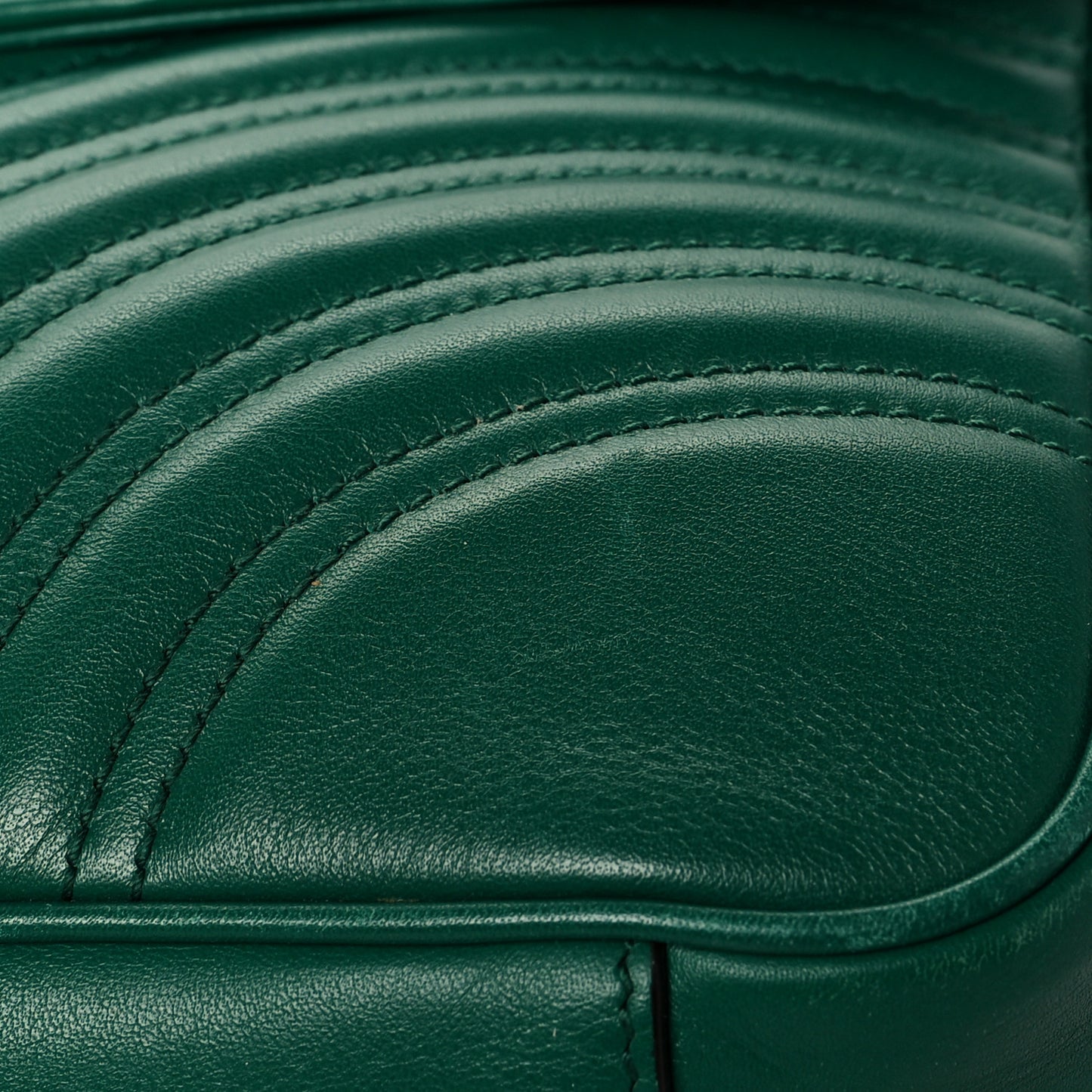 Calfskin Matelasse Medium GG Marmont Shoulder Bag Emerald Green