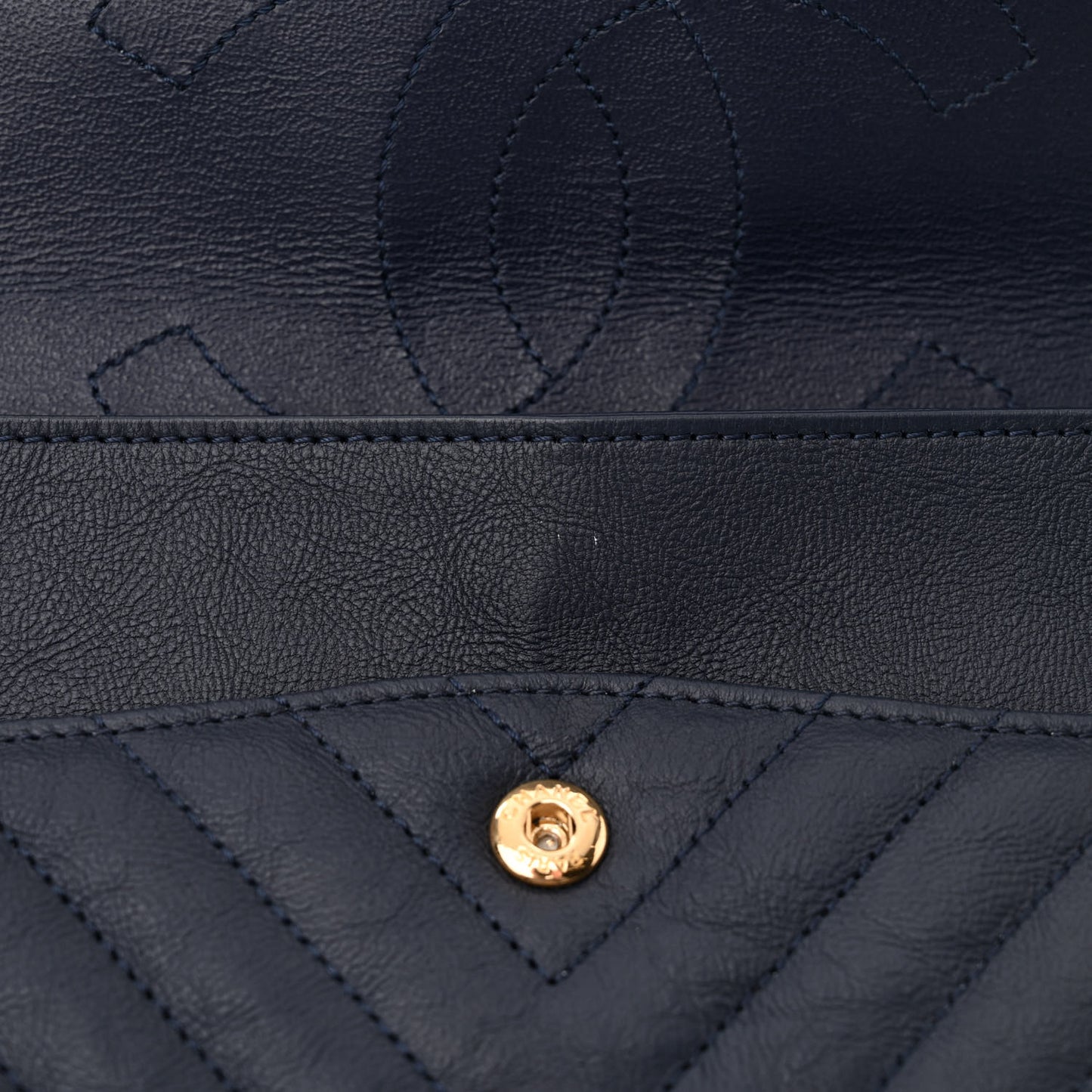 Crumpled Calfskin Chevron Quilted 2.55 Reissue 226 Navy Blue