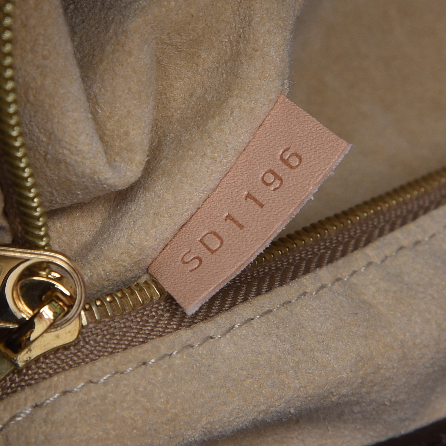 Louis Vuitton Monogram Artsy MM 9 of 12