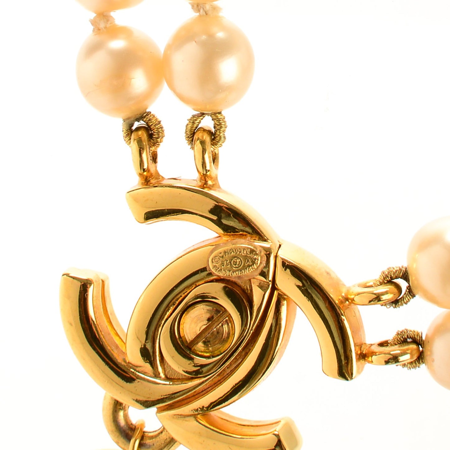 Pearl CC Turn Lock Short Necklace Gold
