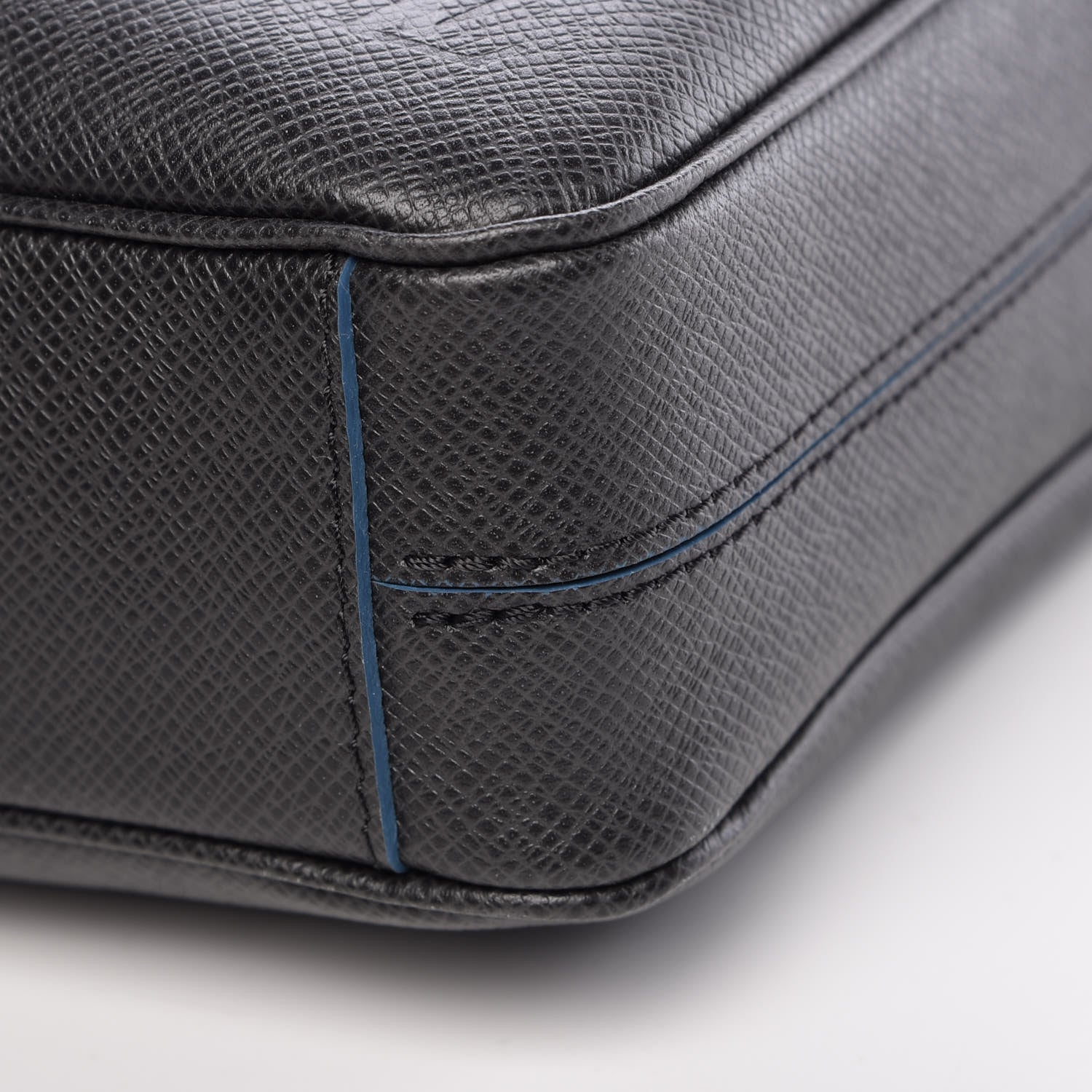 Louis Vuitton Taiga Porte Documents Voyage PM Ardoise 9 of 9