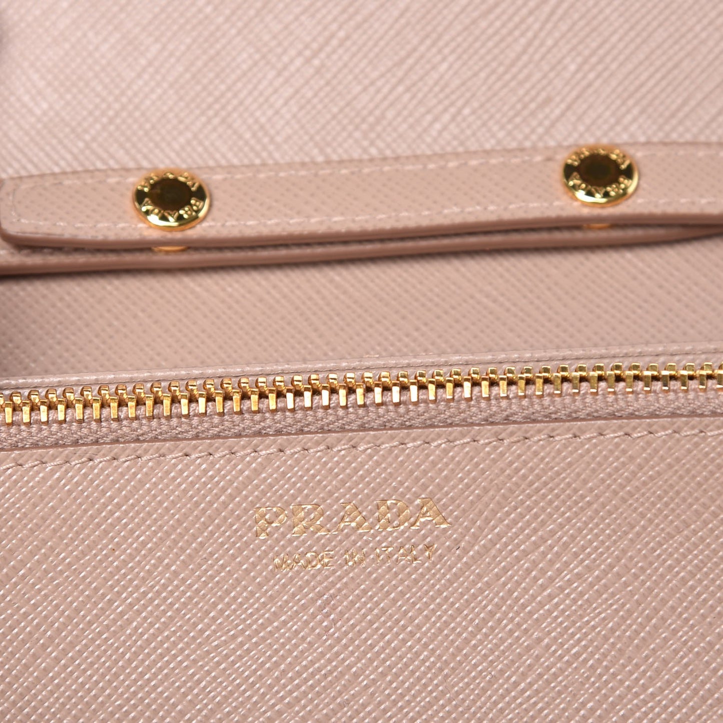 Saffiano Metal Oro Chain Wallet Cammeo