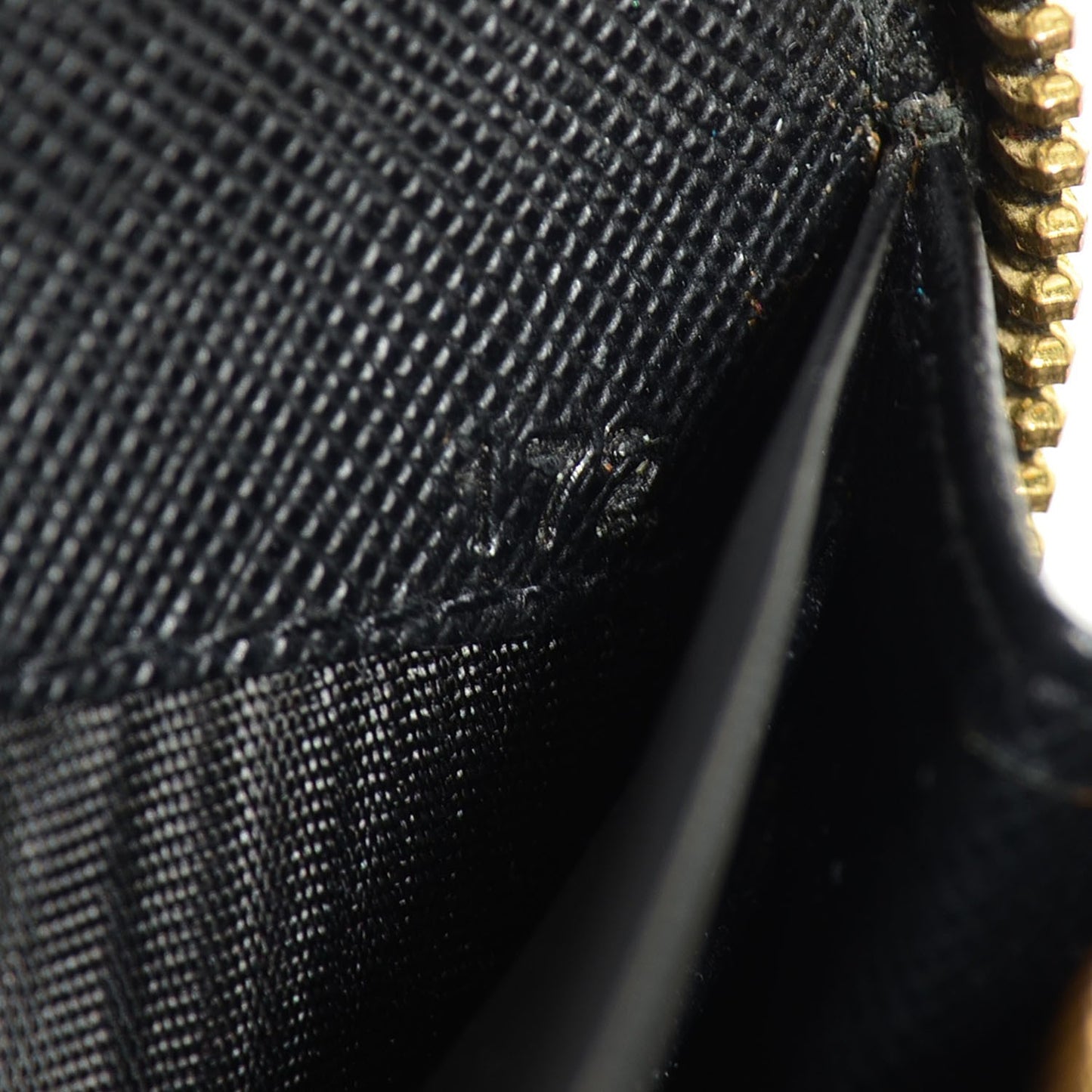 Saffiano Metal Zip Around Wallet Nero Black