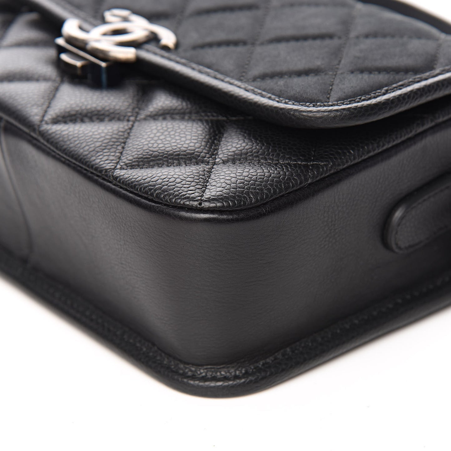 Caviar Iridescent Calfskin Quilted Small Daily Carry Messenger Black