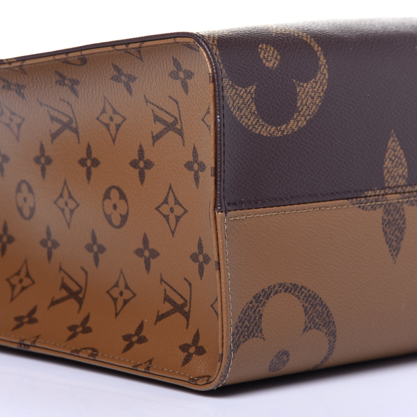 Reverse Monogram Giant Onthego MM