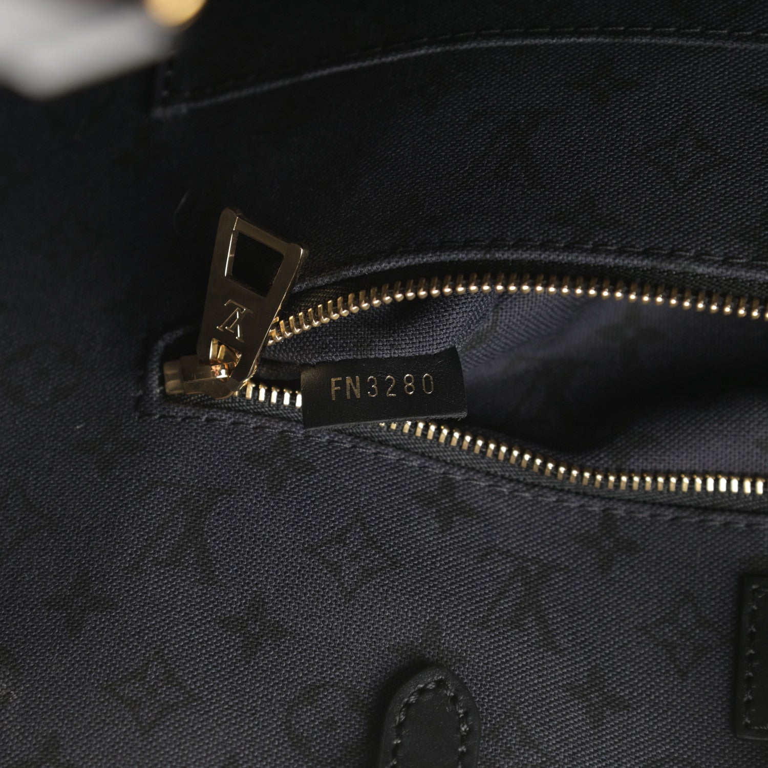 Louis Vuitton Monogram Giant Crafty Onthego GM Creme Rouge Black 7 of 12