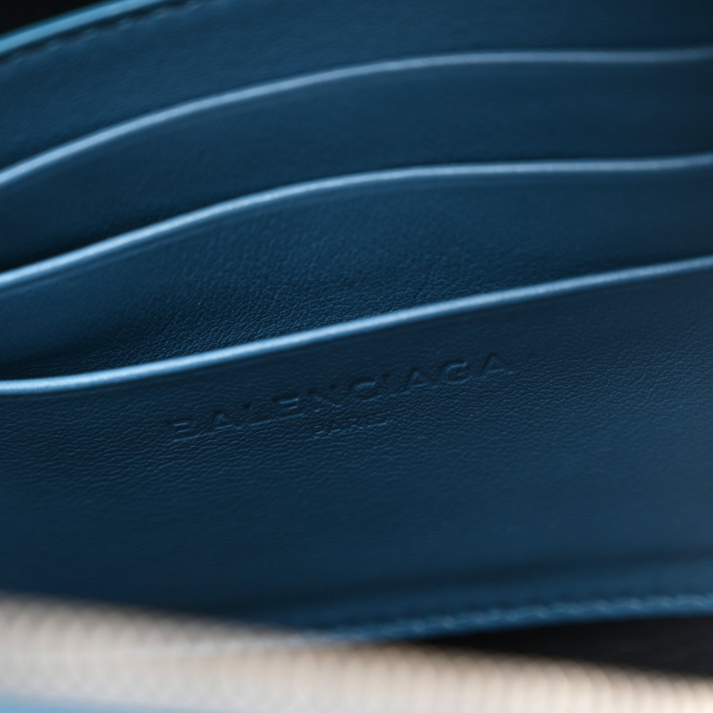 Calfskin M Triangle Pouch Bleu Persan