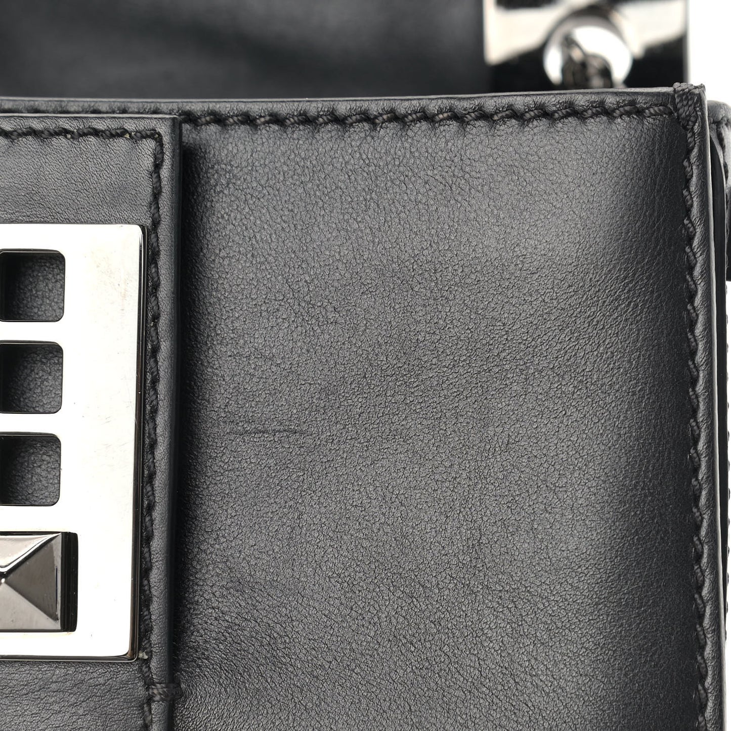 Vitello B-Rockstud Flap Black