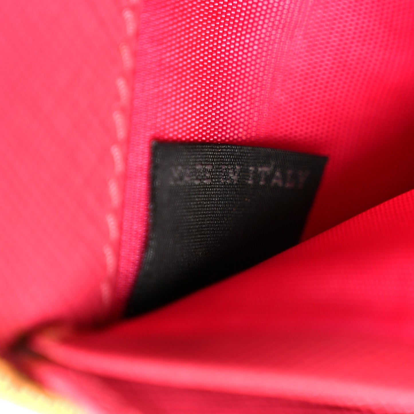 Saffiano Triangle Zip Around Wallet Peonia