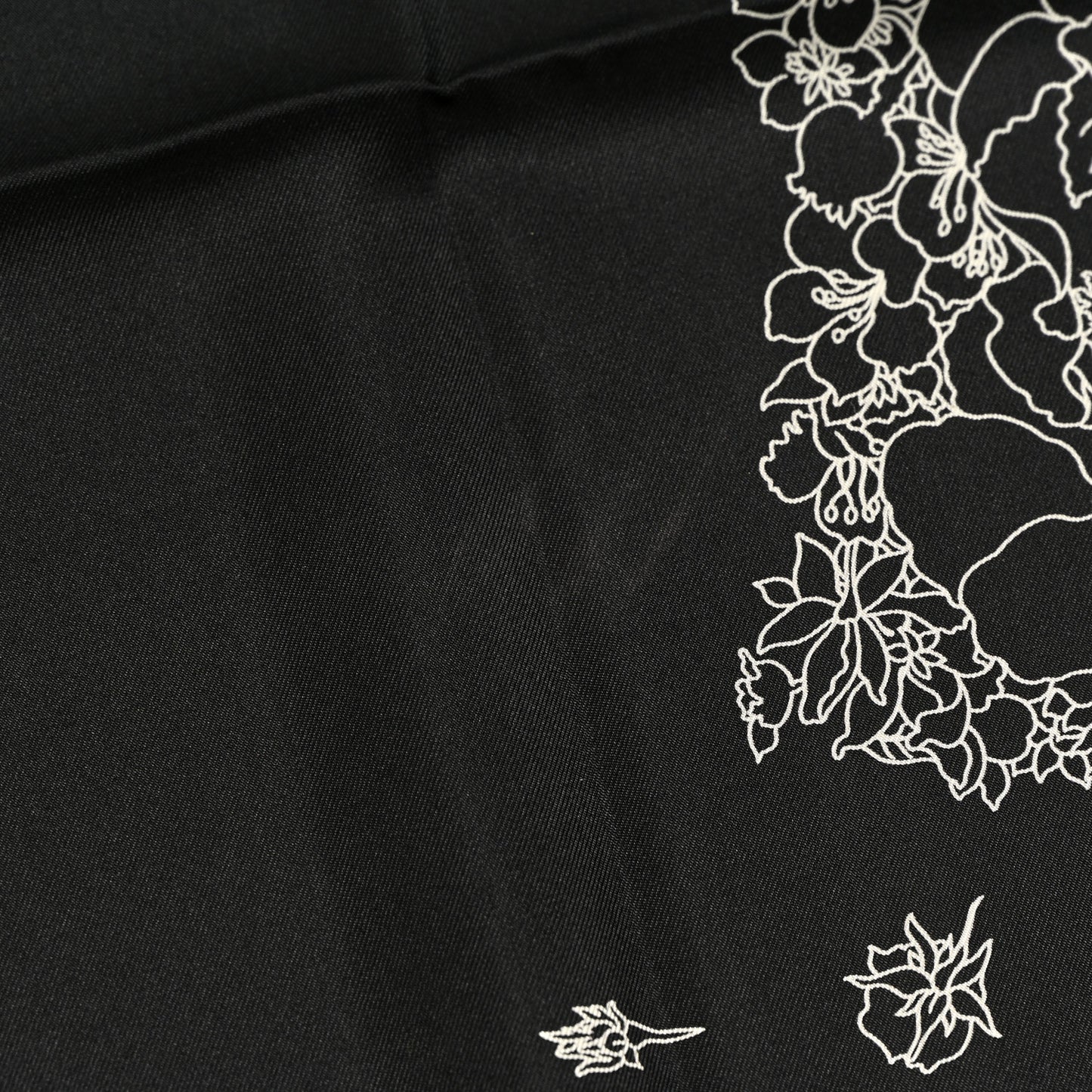 Silk Robe Legere Scarf 90 Black White