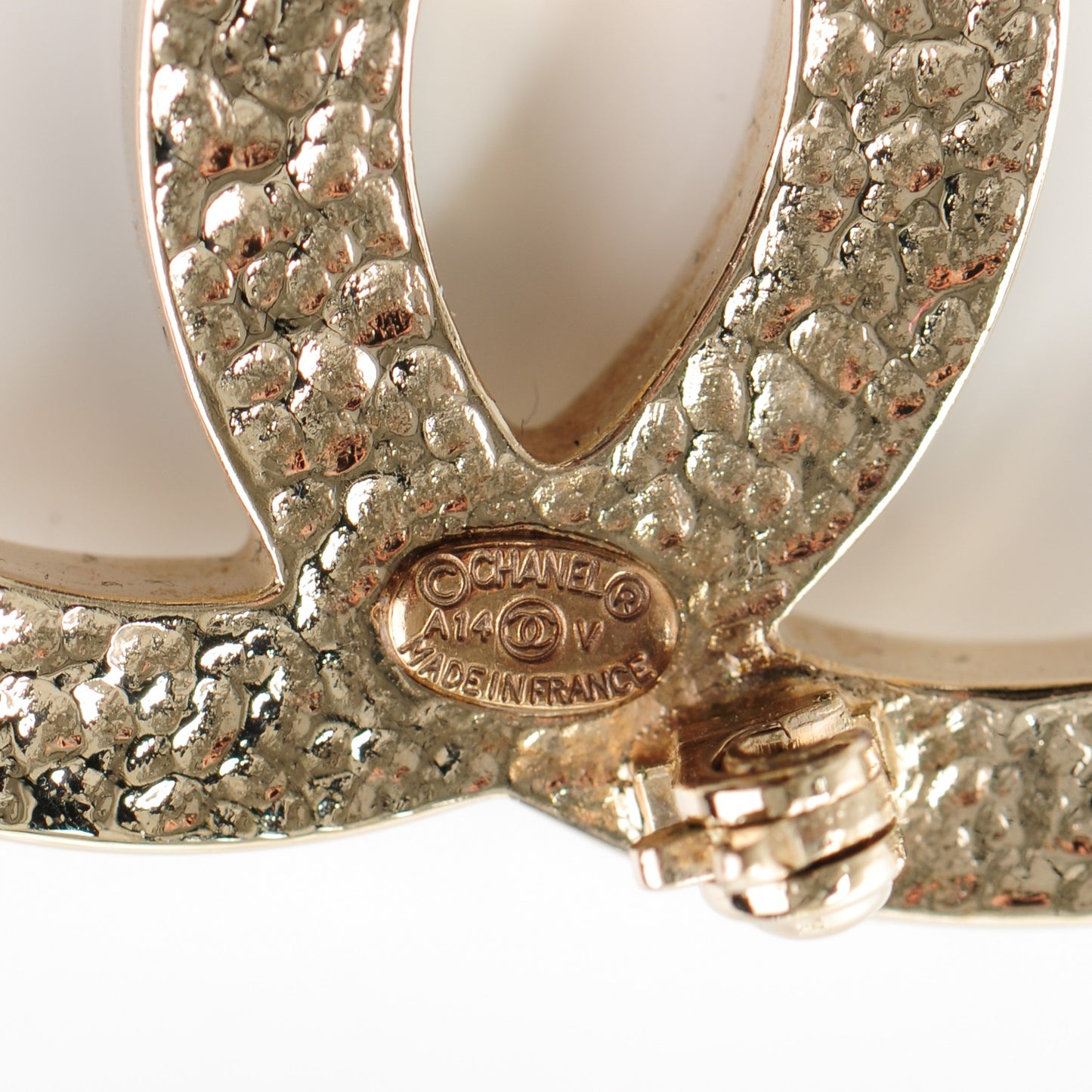 Pearl CC Brooch Pin Gold