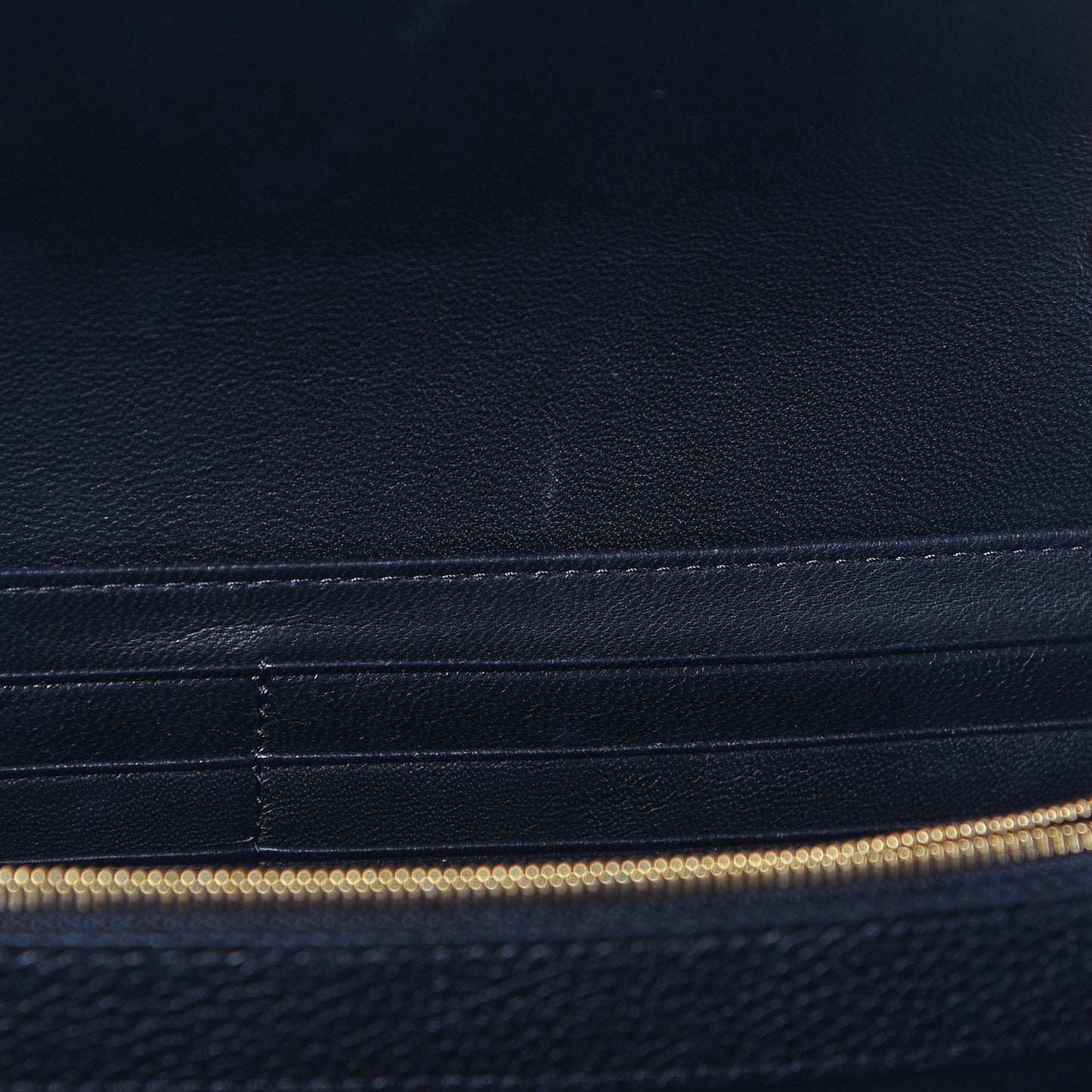 Small Classic Grain Calfskin Large Darley Black