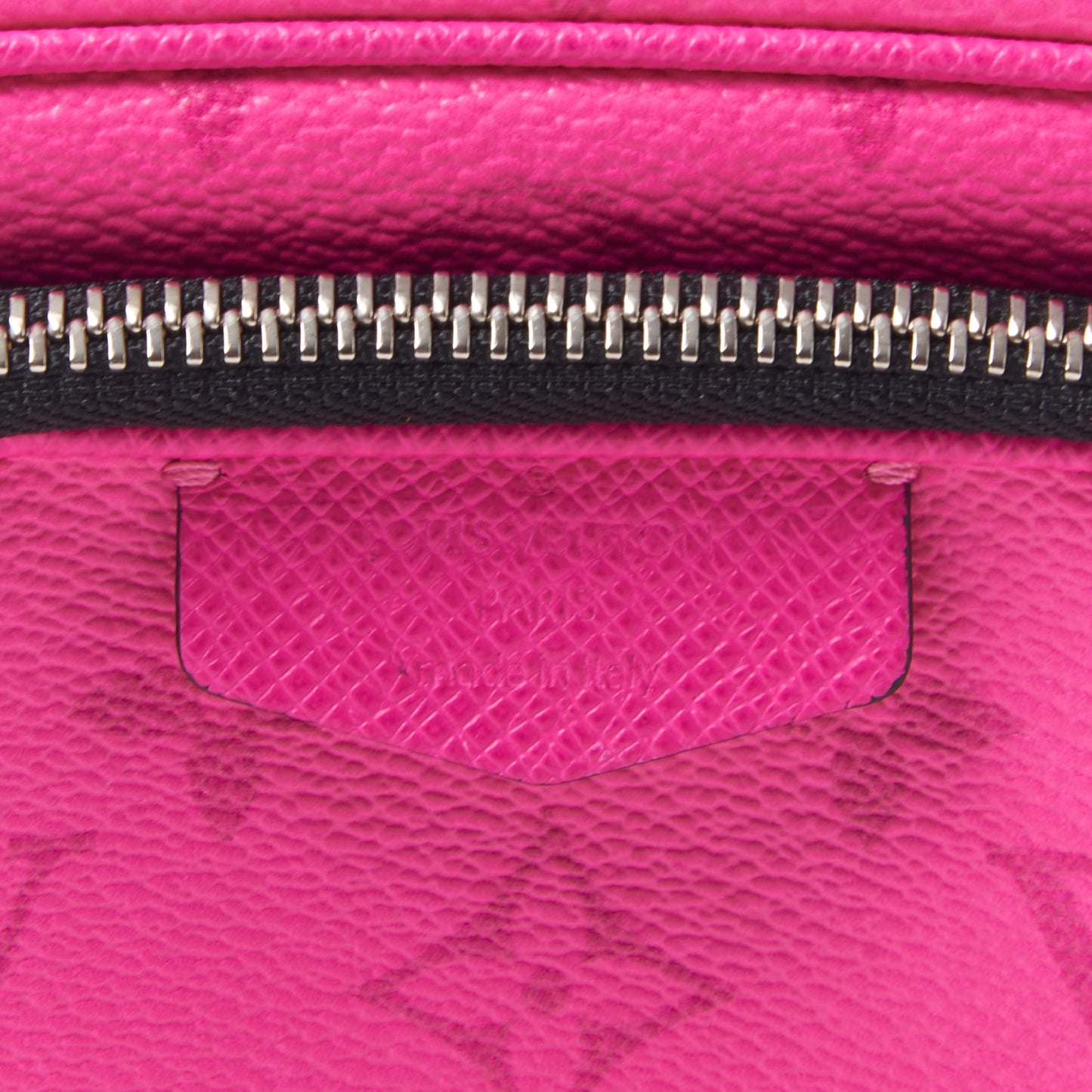 Taigarama Outdoor Pouch Fuchsia