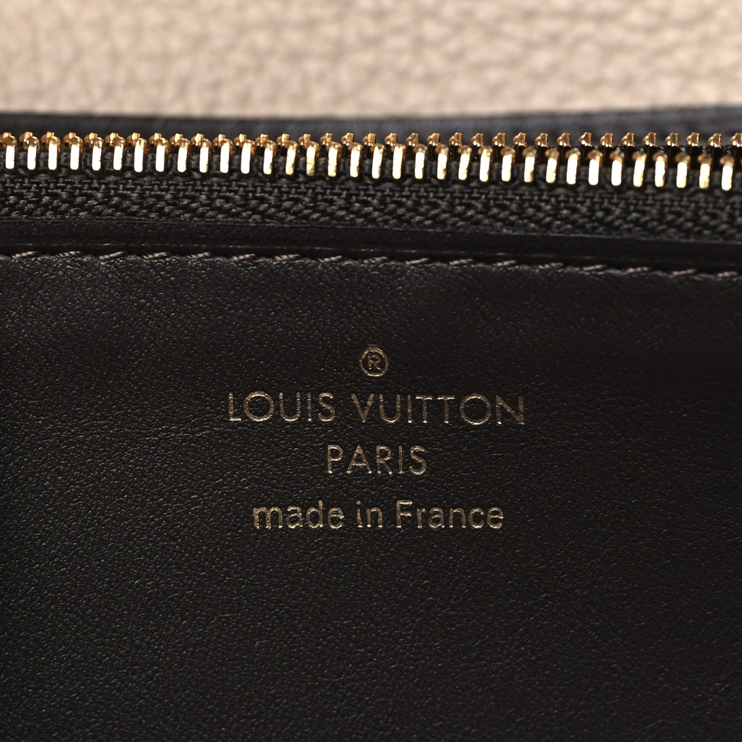 Taurillon Capucines Wallet Galet