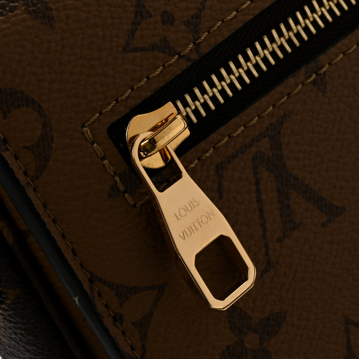 Reverse Monogram Pochette Metis