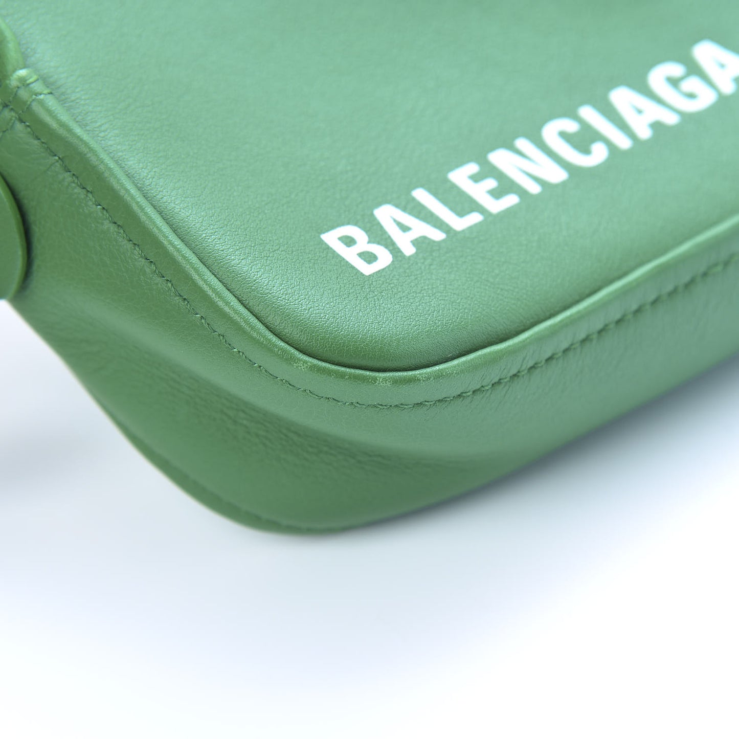 Shiny Day Calfskin M Triangle Pouch Vert Irlandais