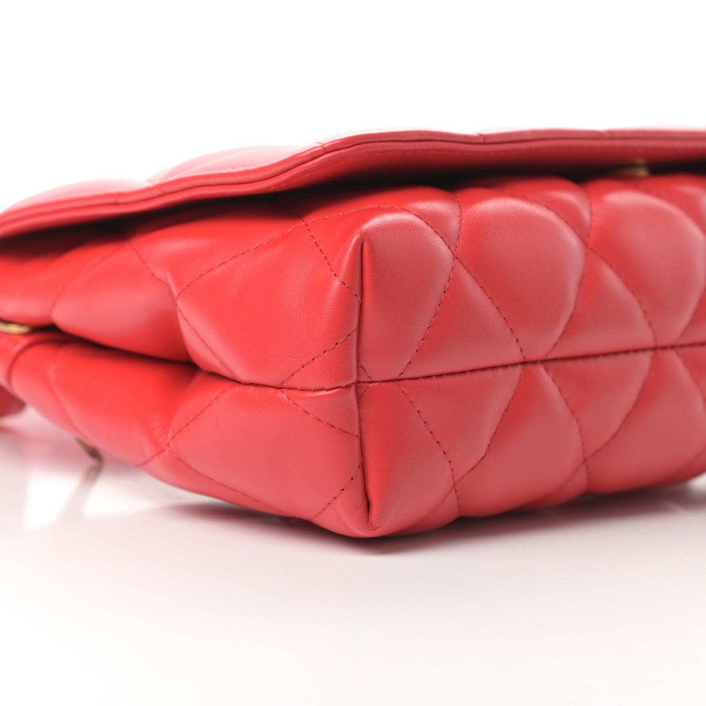 Nappa Calfskin Quilted Medium Touch B Shoulder Bag Bright Red