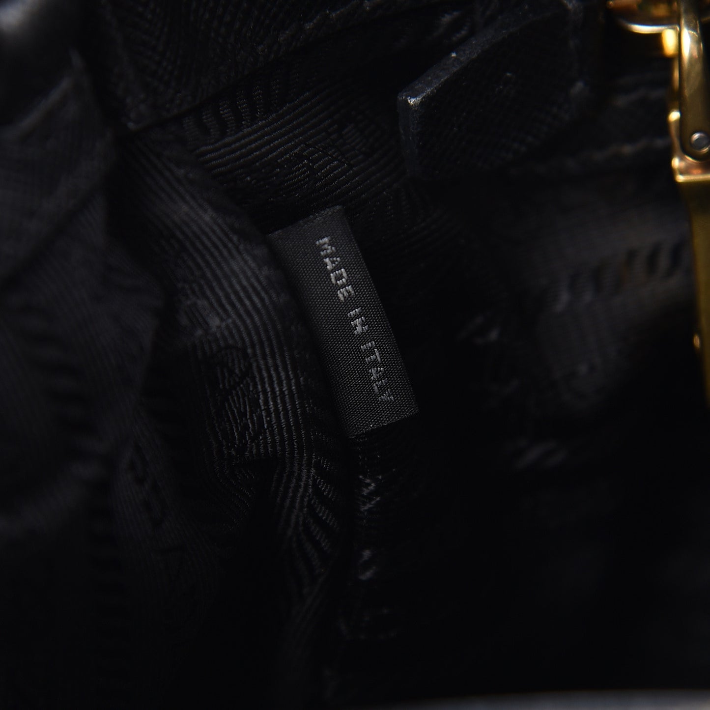 Saffiano Medium Galleria Double Zip Tote Black