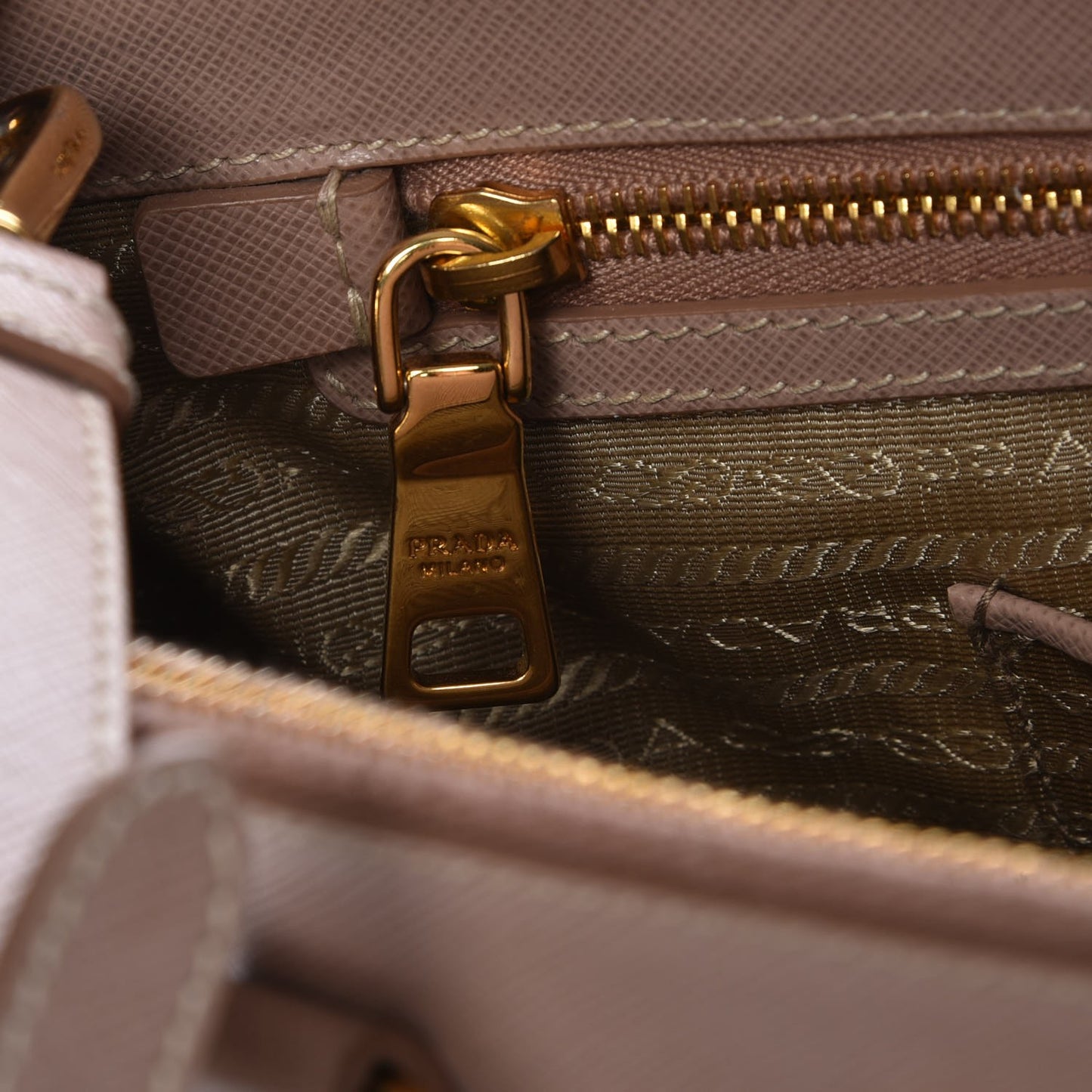 Saffiano Medium Galleria Double Zip Tote Cammeo