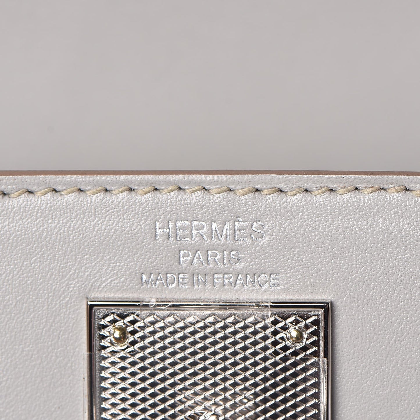 Tadelakt Kelly Sellier Guilloche 28 Gris Perle