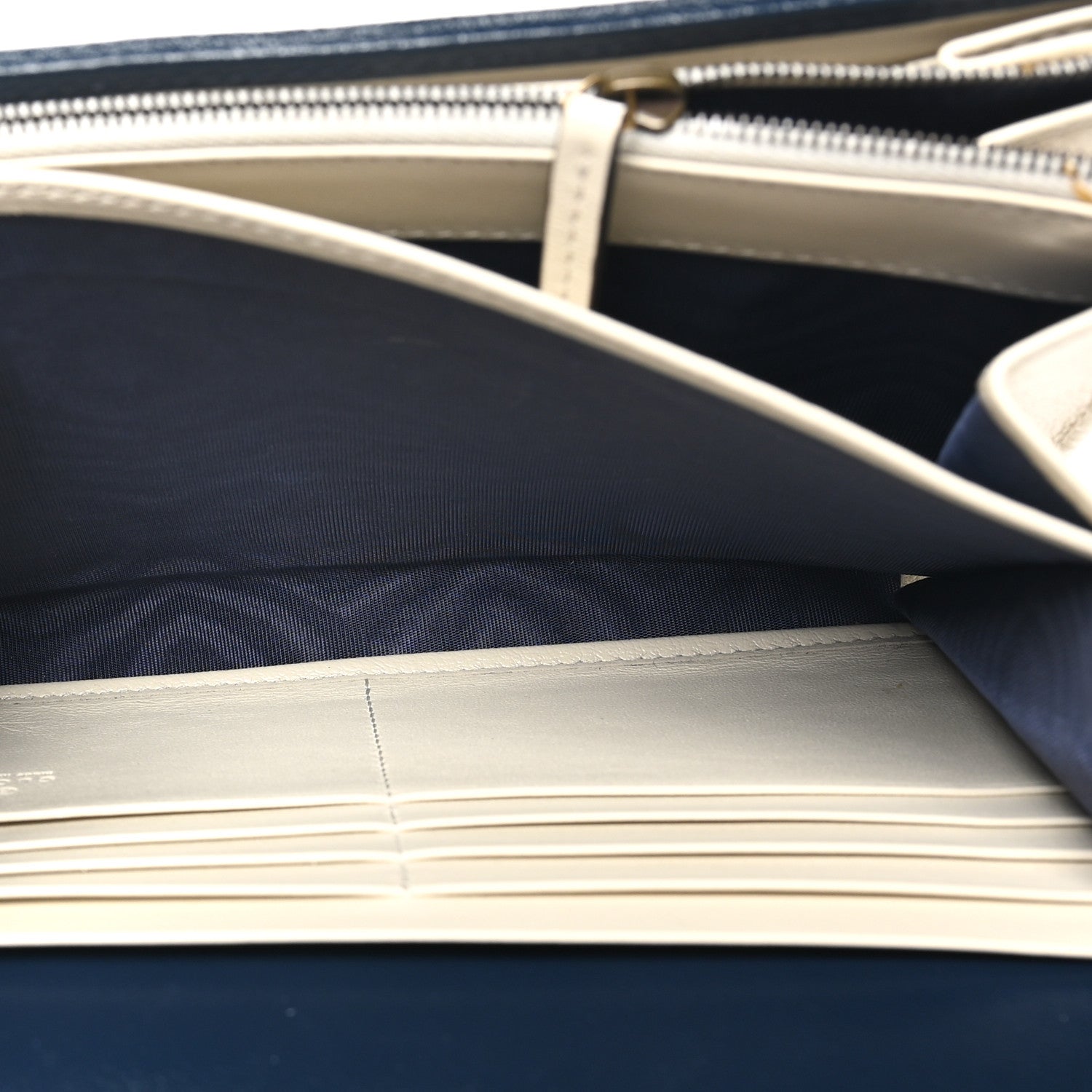 Gucci Vintage Effect Calfskin Matelasse Diagonal Torchon GG Marmont Chain Wallet Mystic White Blue Agata 5 of 10