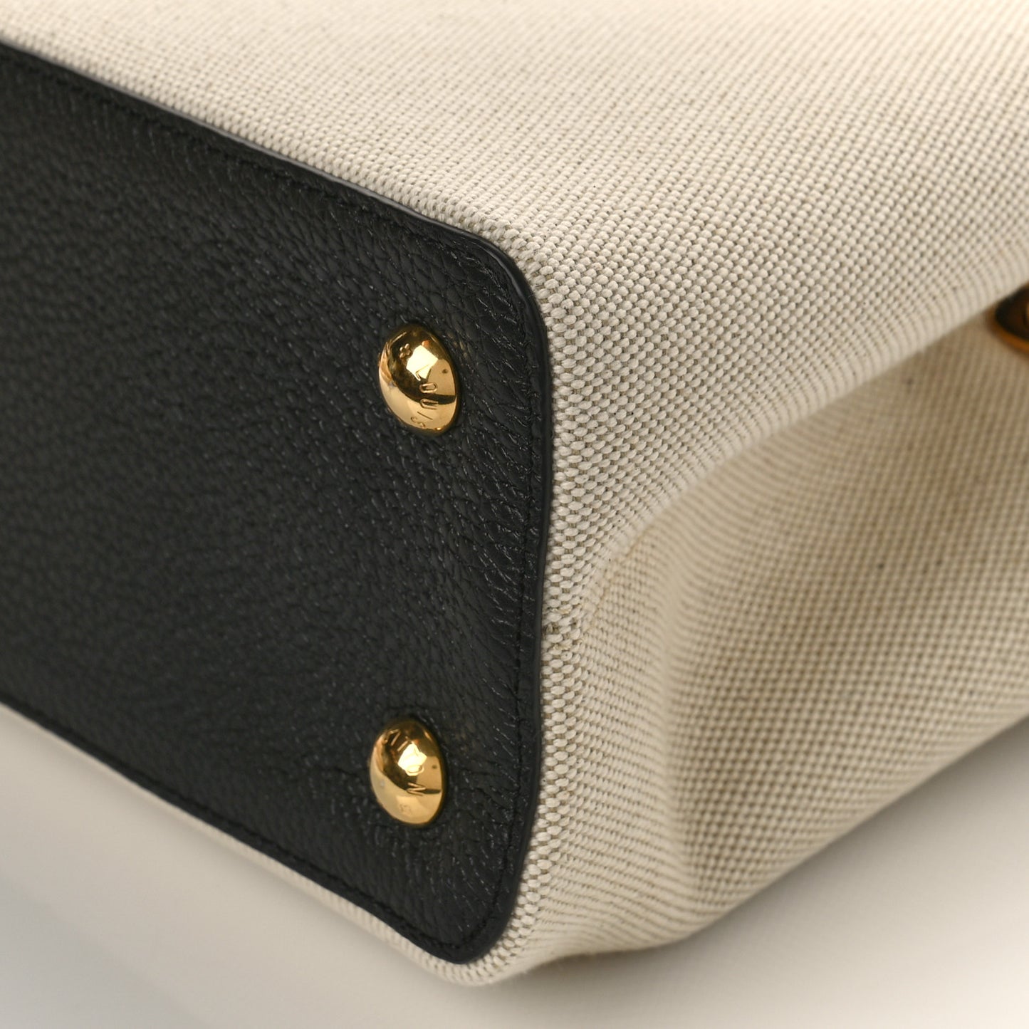 Canvas Taurillon Capucines MM Black
