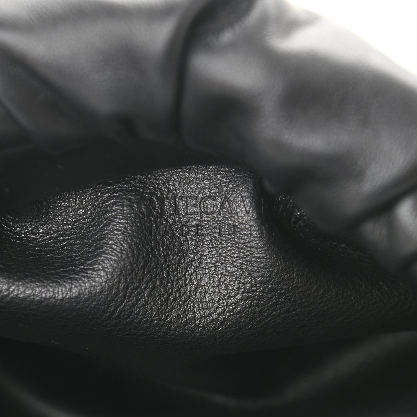 Calfskin The Pouch Chain Black