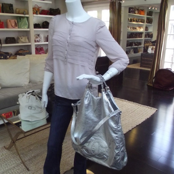 Chanel Metallic Glazed Calfskin Perforated XL Rodeo Drive Tote Silver 2 of 12