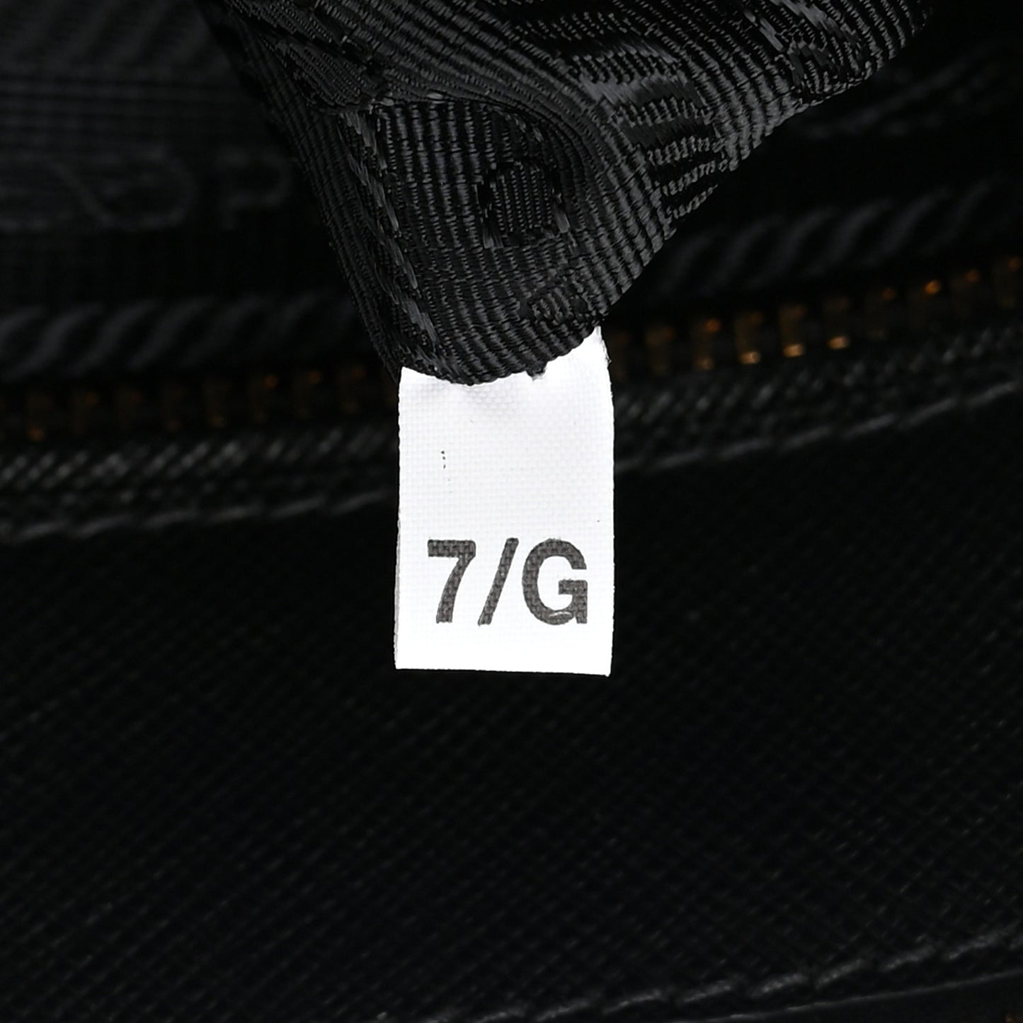 Saffiano Medium Galleria Double Zip Tote Black
