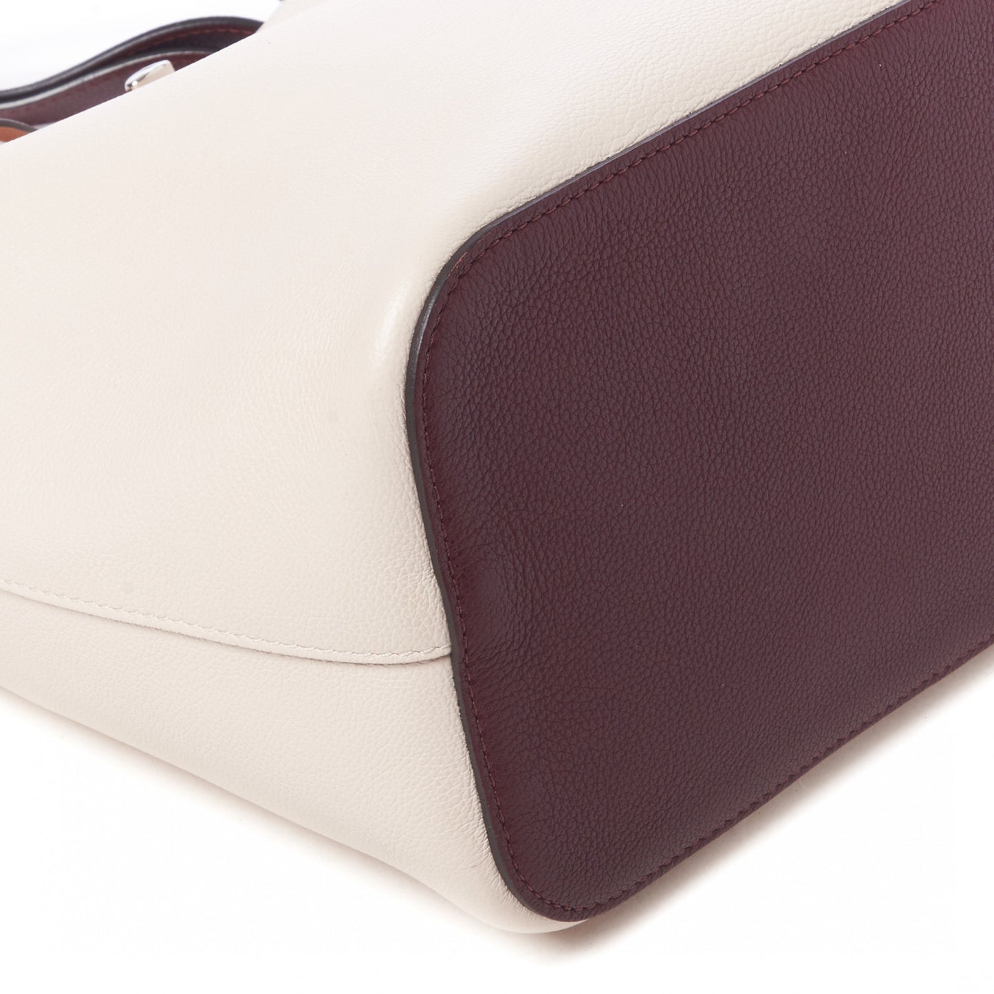 Calfskin Lockme Bucket Soie Quartz Calla